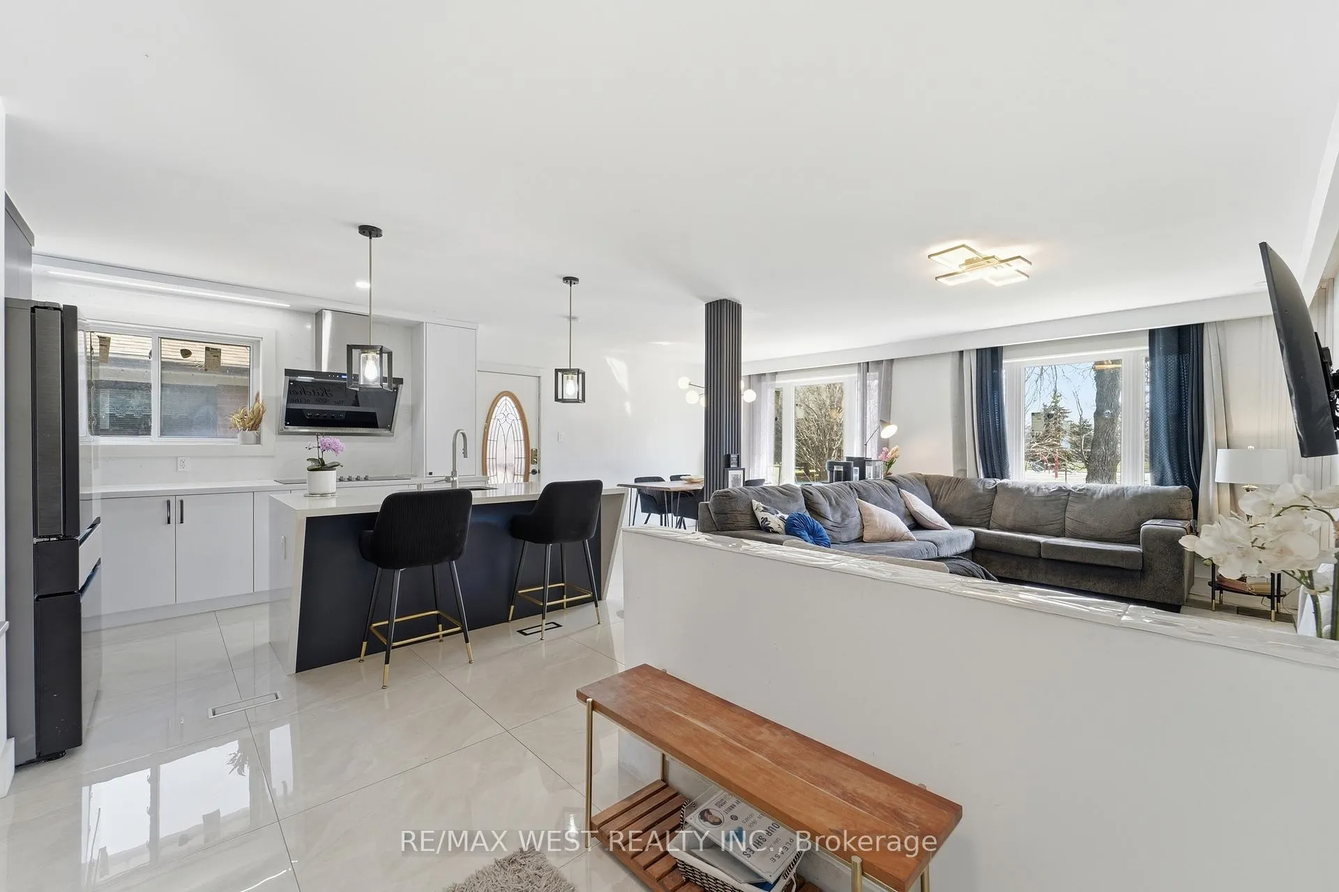 Photo 6 of 38 Bridesburg Drive, Etobicoke, Kingsview Village-The Westway — HOMEH