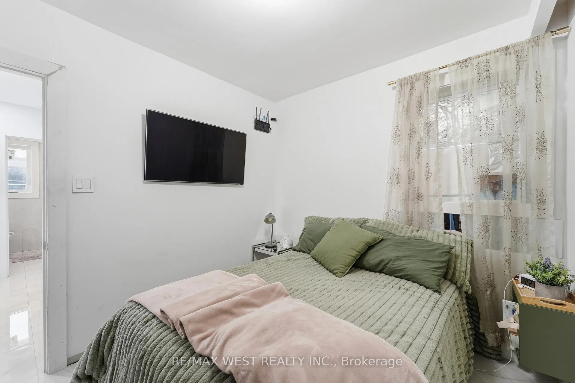 Photo 18 of 38 Bridesburg Drive, Etobicoke, Kingsview Village-The Westway — HOMEH