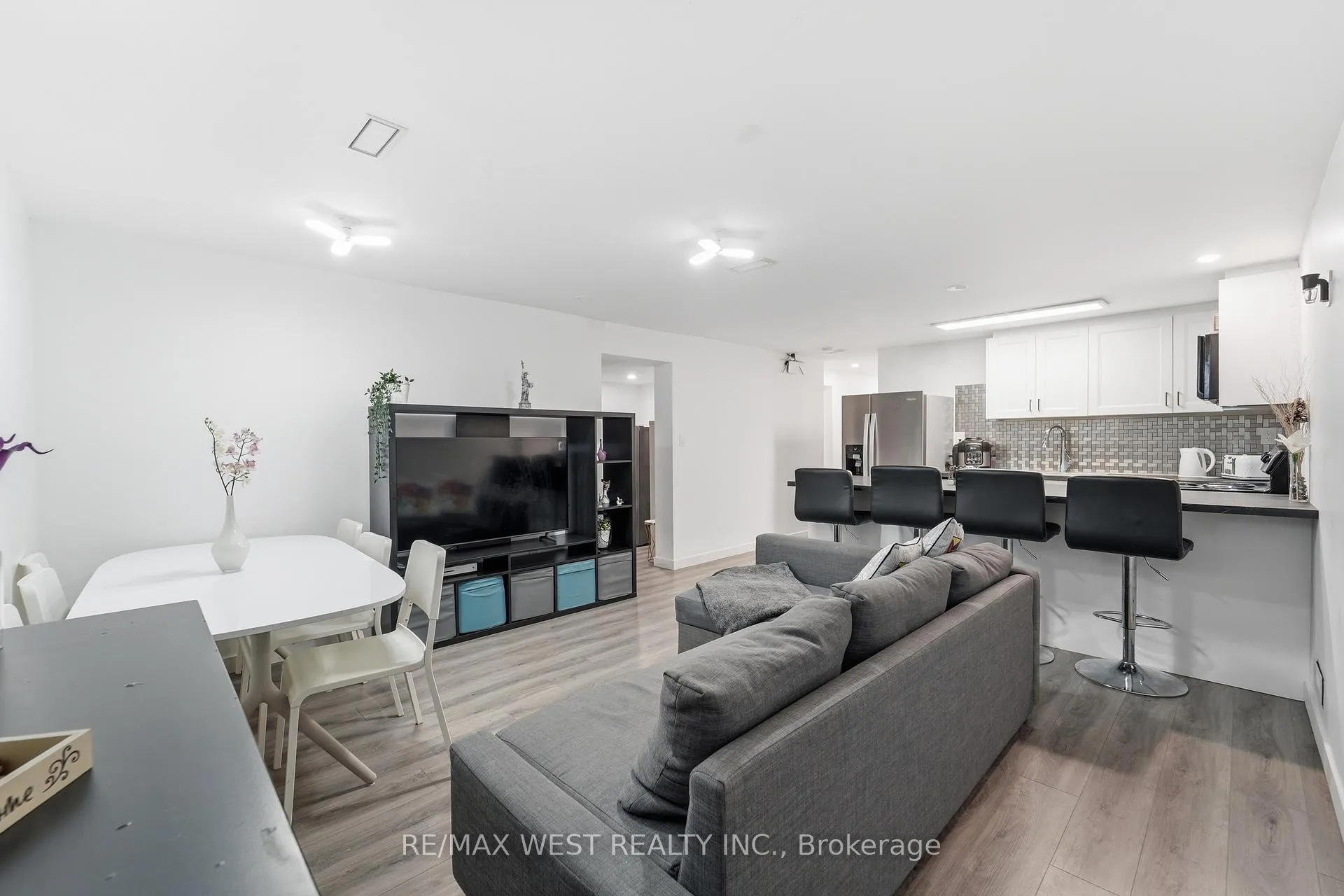 Photo 19 of 38 Bridesburg Drive, Etobicoke, Kingsview Village-The Westway — HOMEH