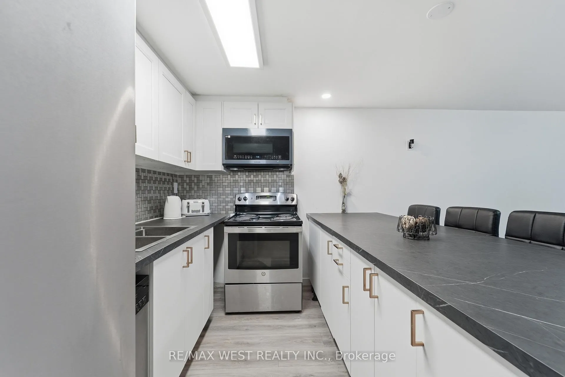 Photo 21 of 38 Bridesburg Drive, Etobicoke, Kingsview Village-The Westway — HOMEH