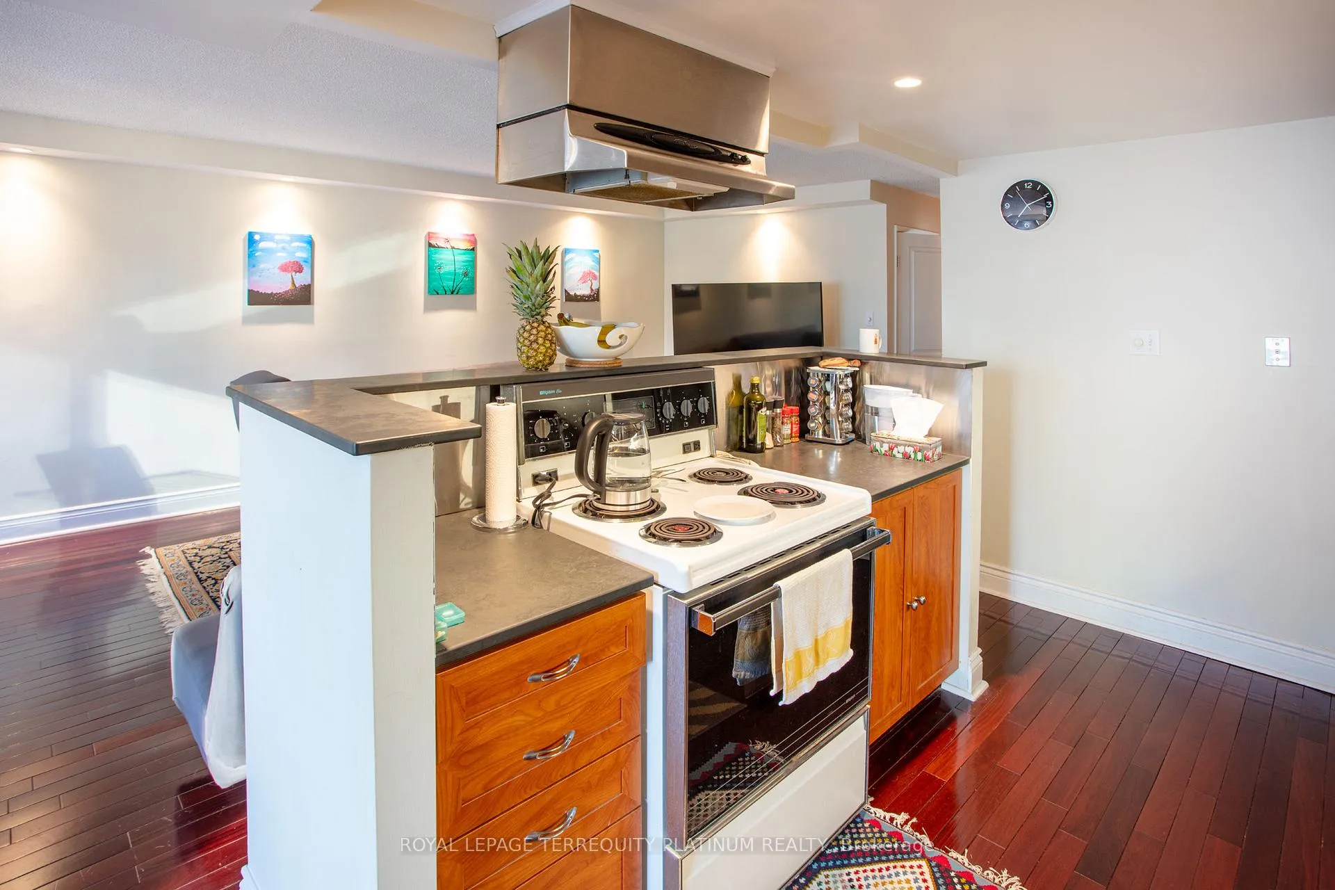 Photo 5 of Unit 1304, 717 Bay Street, Toronto, Bay Street Corridor — HOMEH