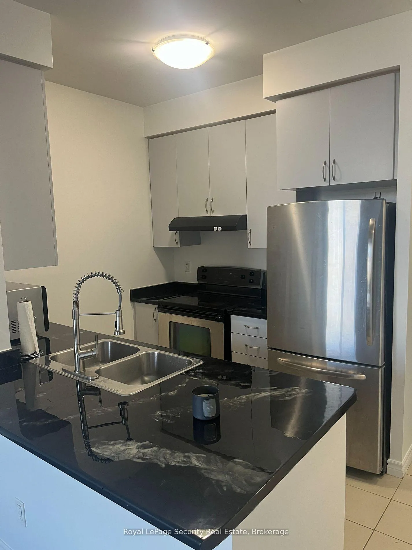 Photo 5 of Unit PH4, 35 Saranac Boulevard, Toronto, Englemount-Lawrence — HOMEH