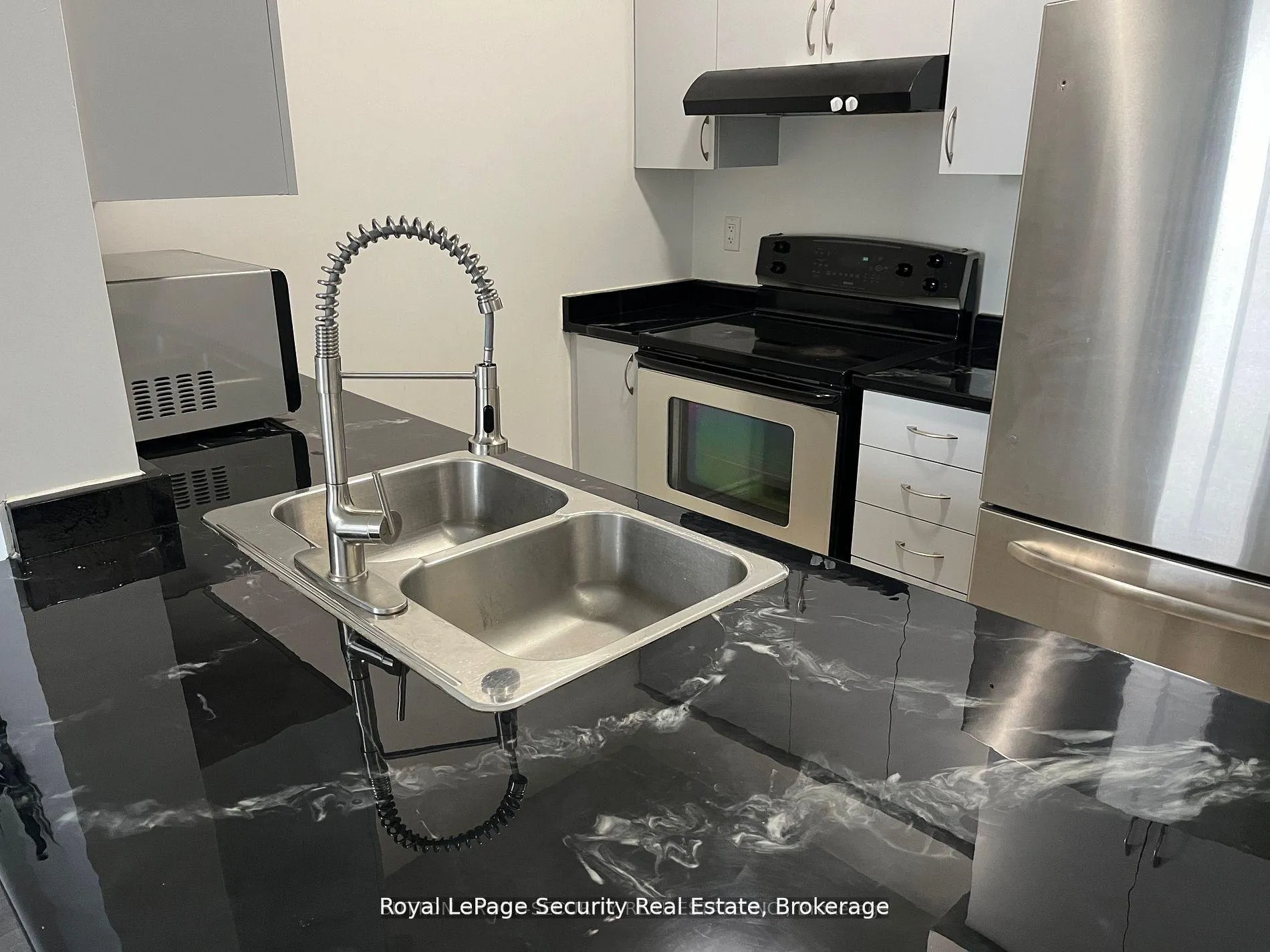Photo 6 of Unit PH4, 35 Saranac Boulevard, Toronto, Englemount-Lawrence — HOMEH