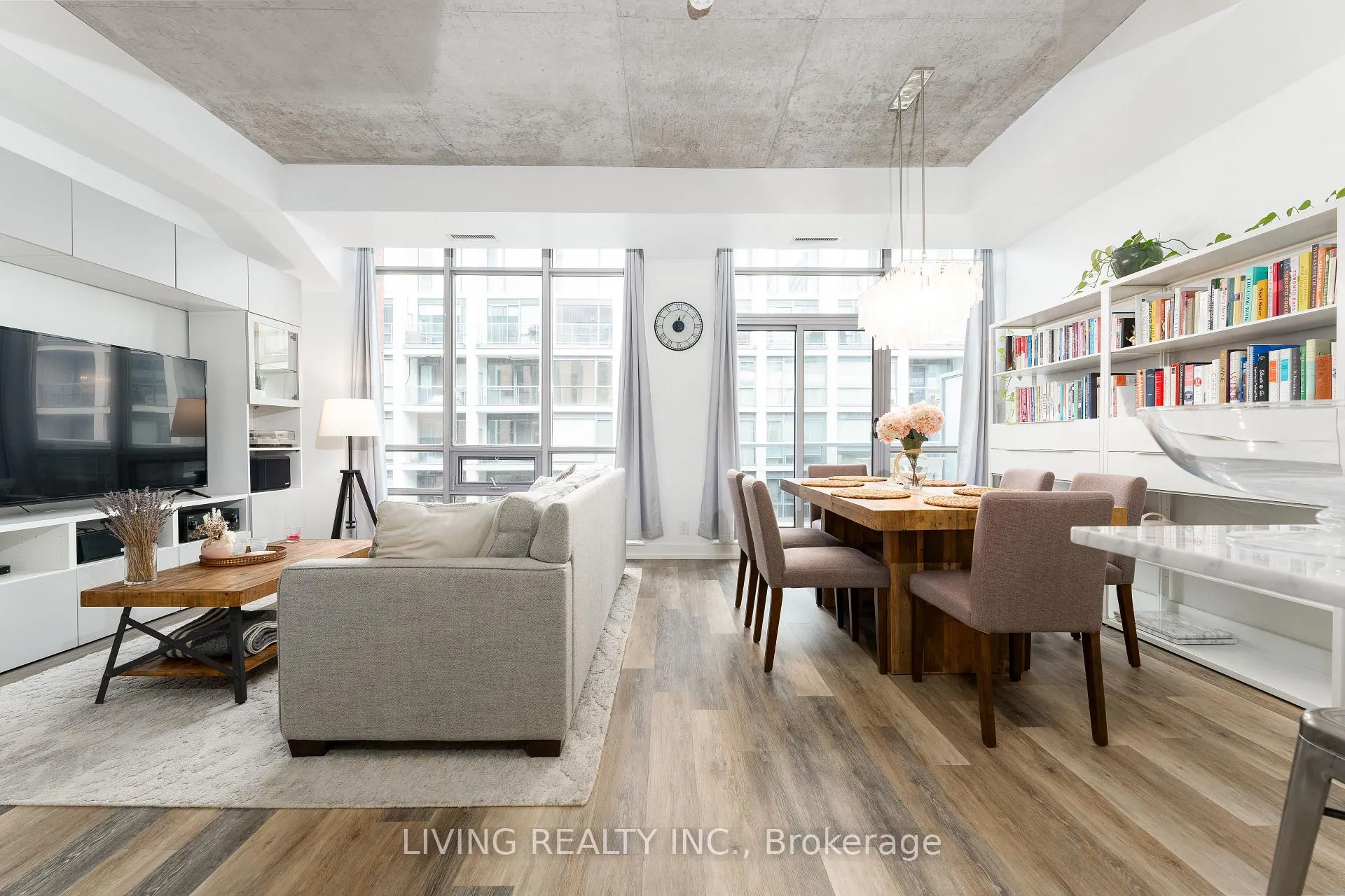Front of Unit 815, 399 Adelaide Street W