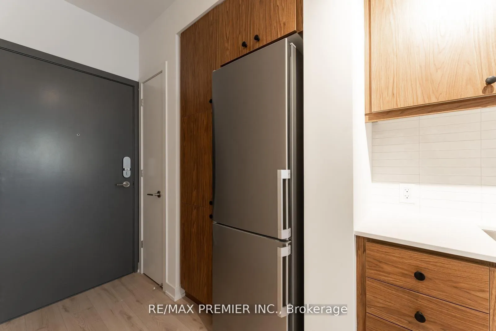 Photo 9 of Unit 212, 9 Tecumseth Street, Toronto, Niagara — HOMEH