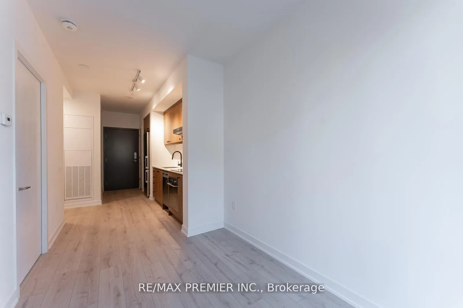 Photo 15 of Unit 212, 9 Tecumseth Street, Toronto, Niagara — HOMEH