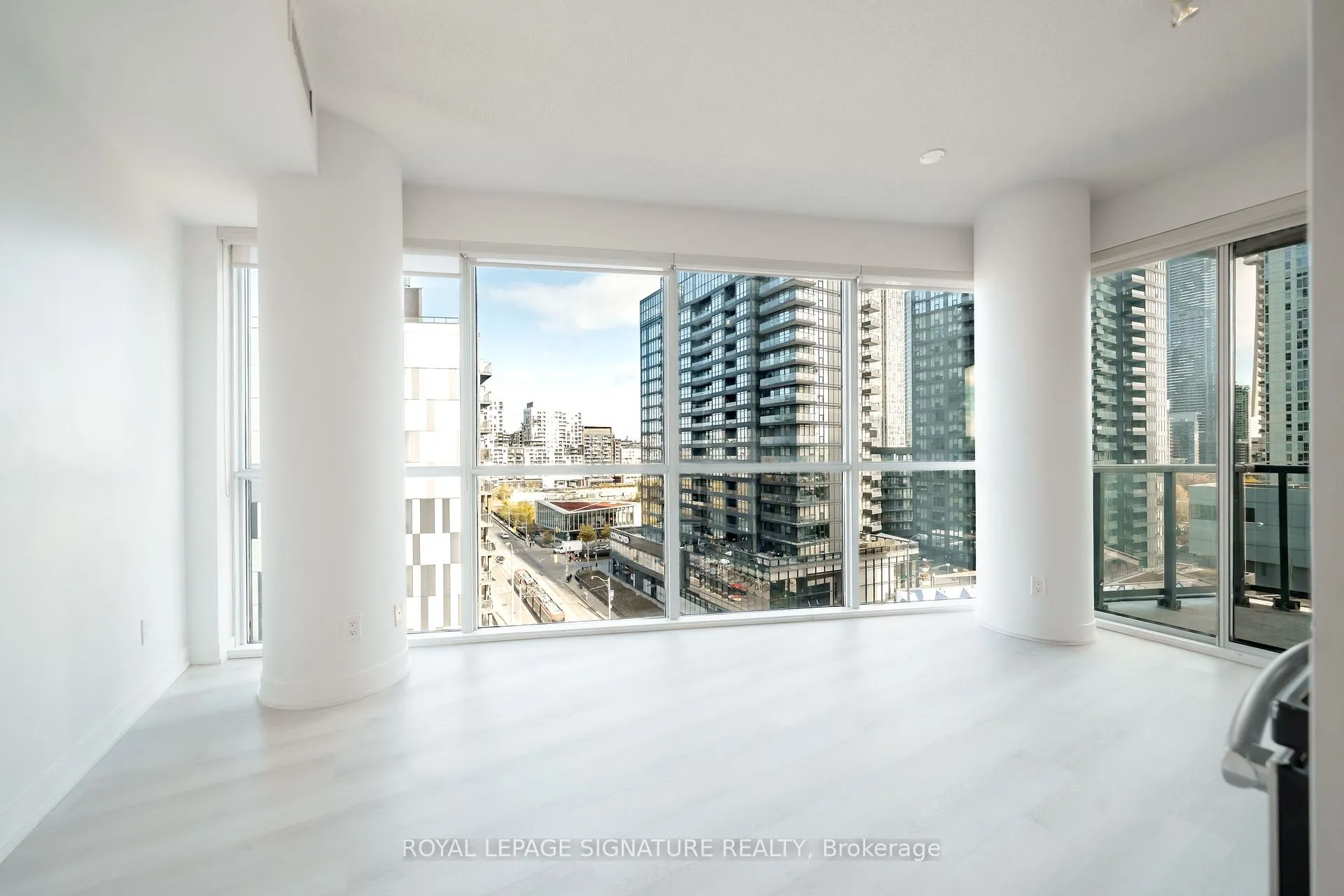 Photo 2 of Unit 1106, 20 Bruyeres Mews, Toronto, Niagara — HOMEH