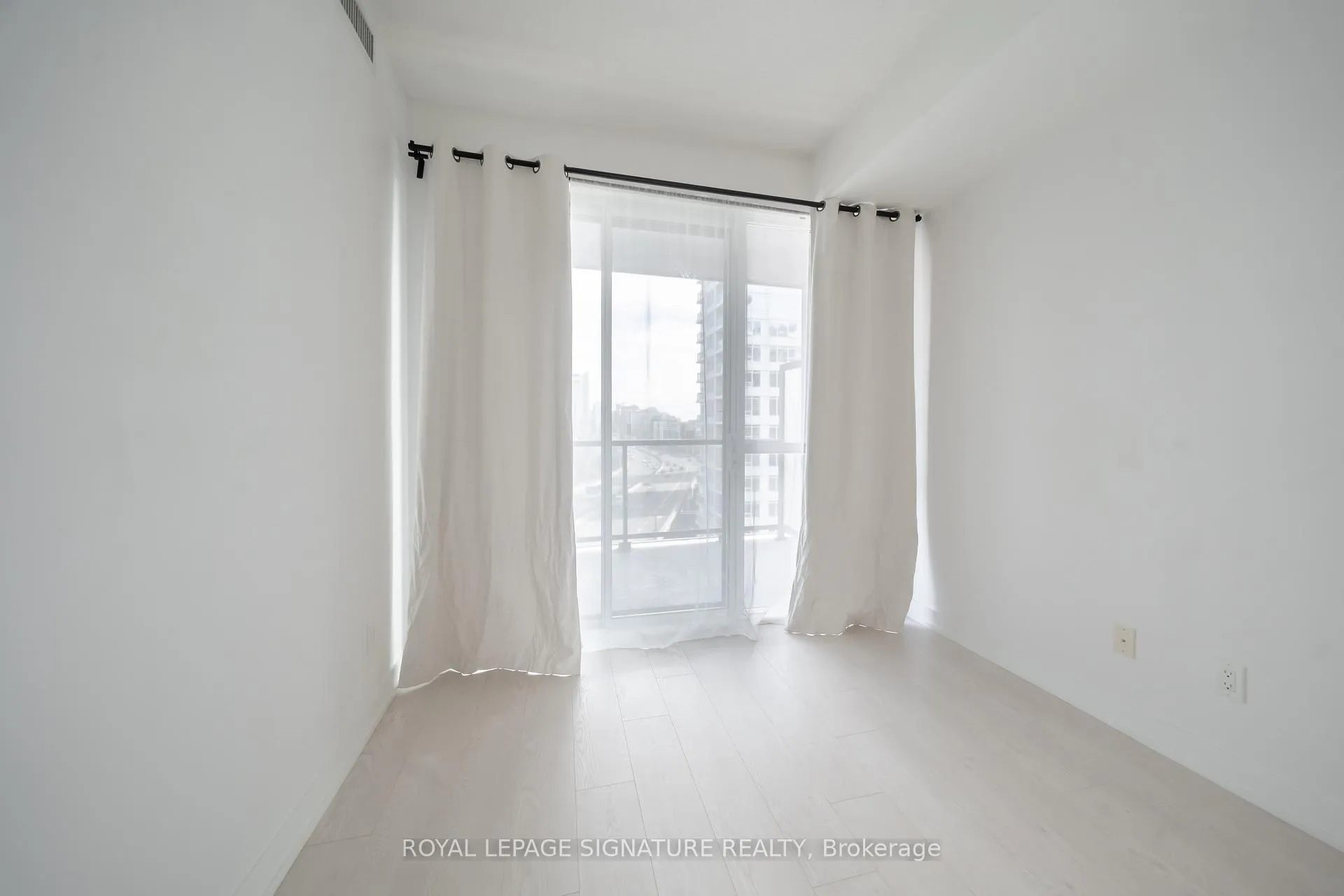 Photo 11 of Unit 1106, 20 Bruyeres Mews, Toronto, Niagara — HOMEH