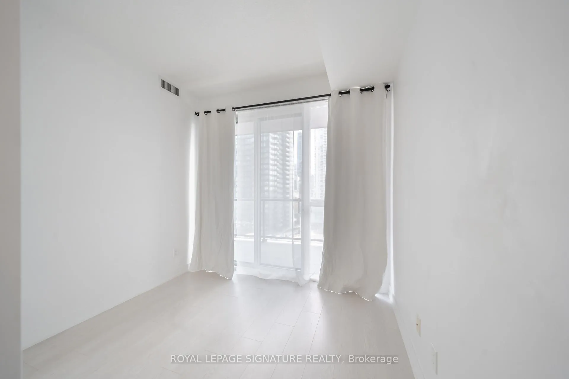 Photo 12 of Unit 1106, 20 Bruyeres Mews, Toronto, Niagara — HOMEH