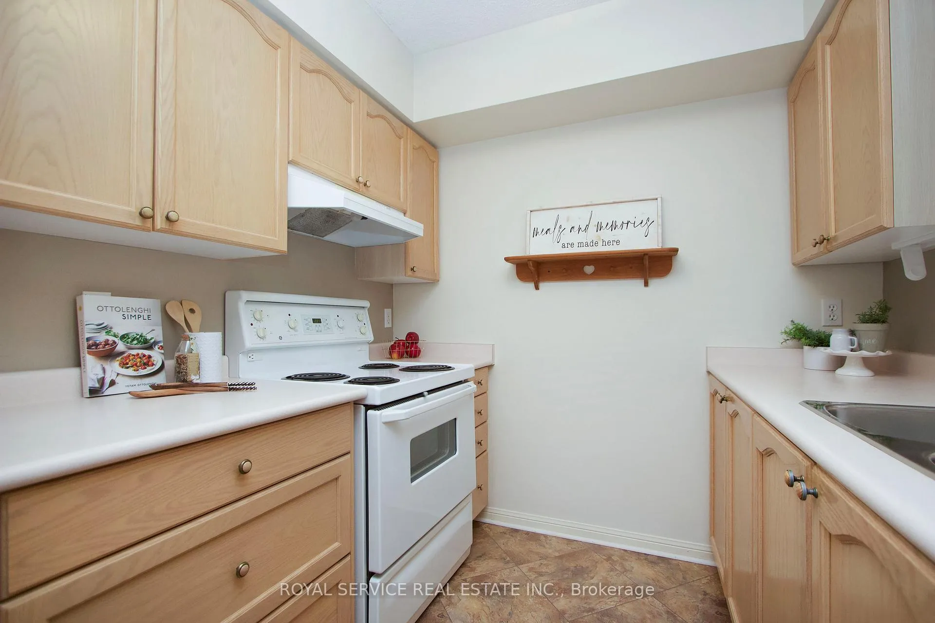 Photo 7 of Unit 212, 95 Wellington Street, Clarington, Bowmanville — HOMEH