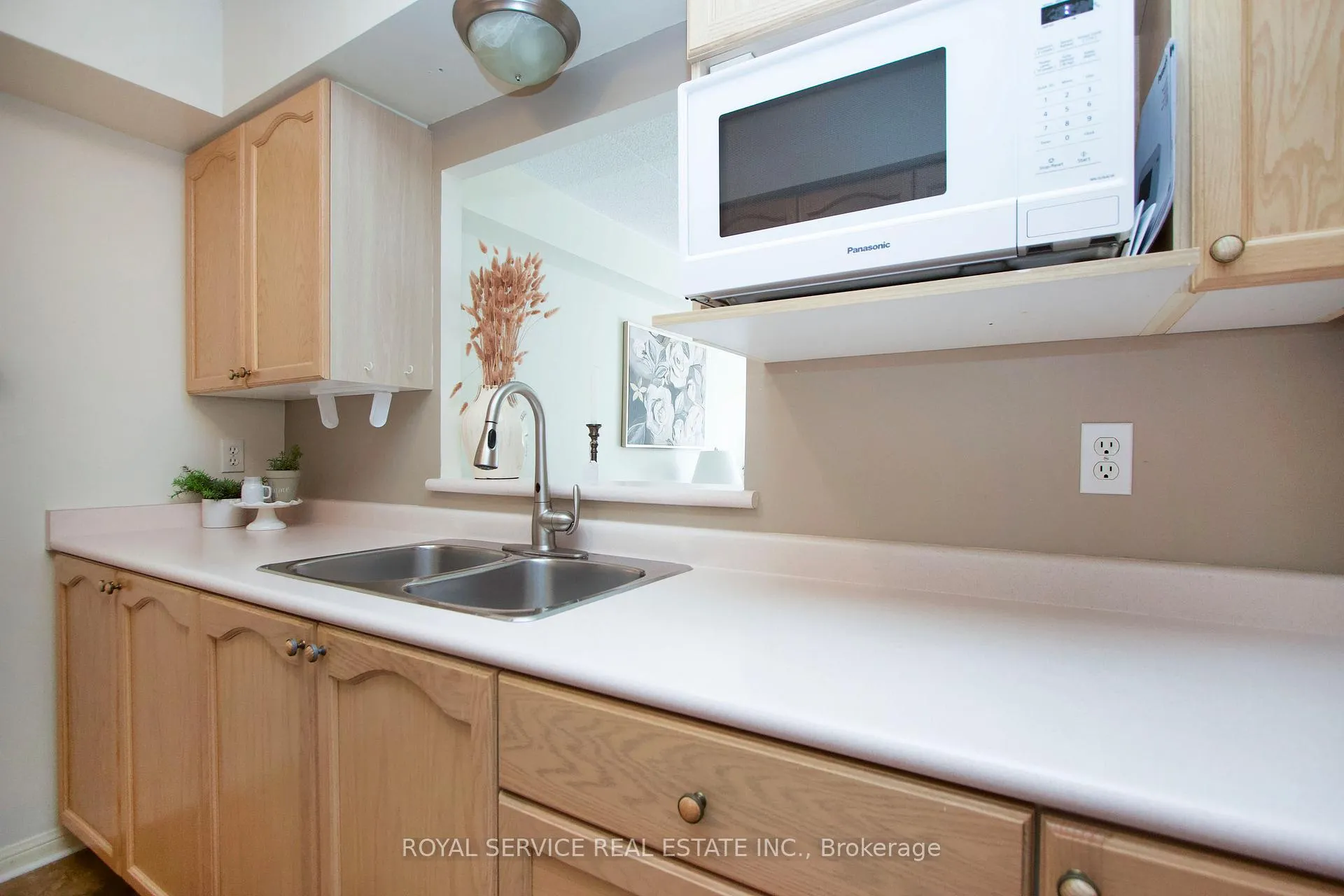 Photo 8 of Unit 212, 95 Wellington Street, Clarington, Bowmanville — HOMEH