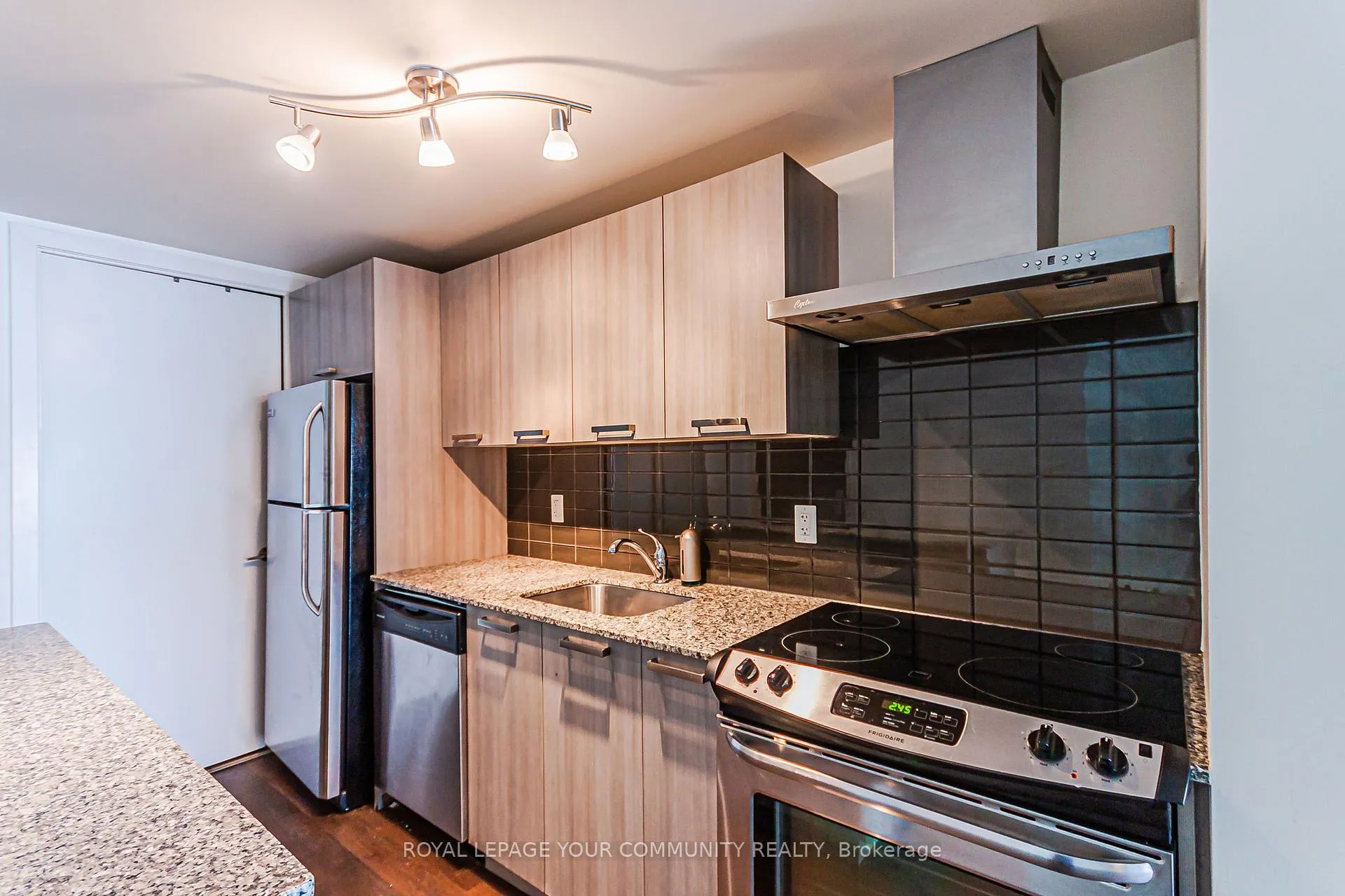 Photo 10 of Unit 621, 95 Bathurst Street, Toronto, Niagara — HOMEH