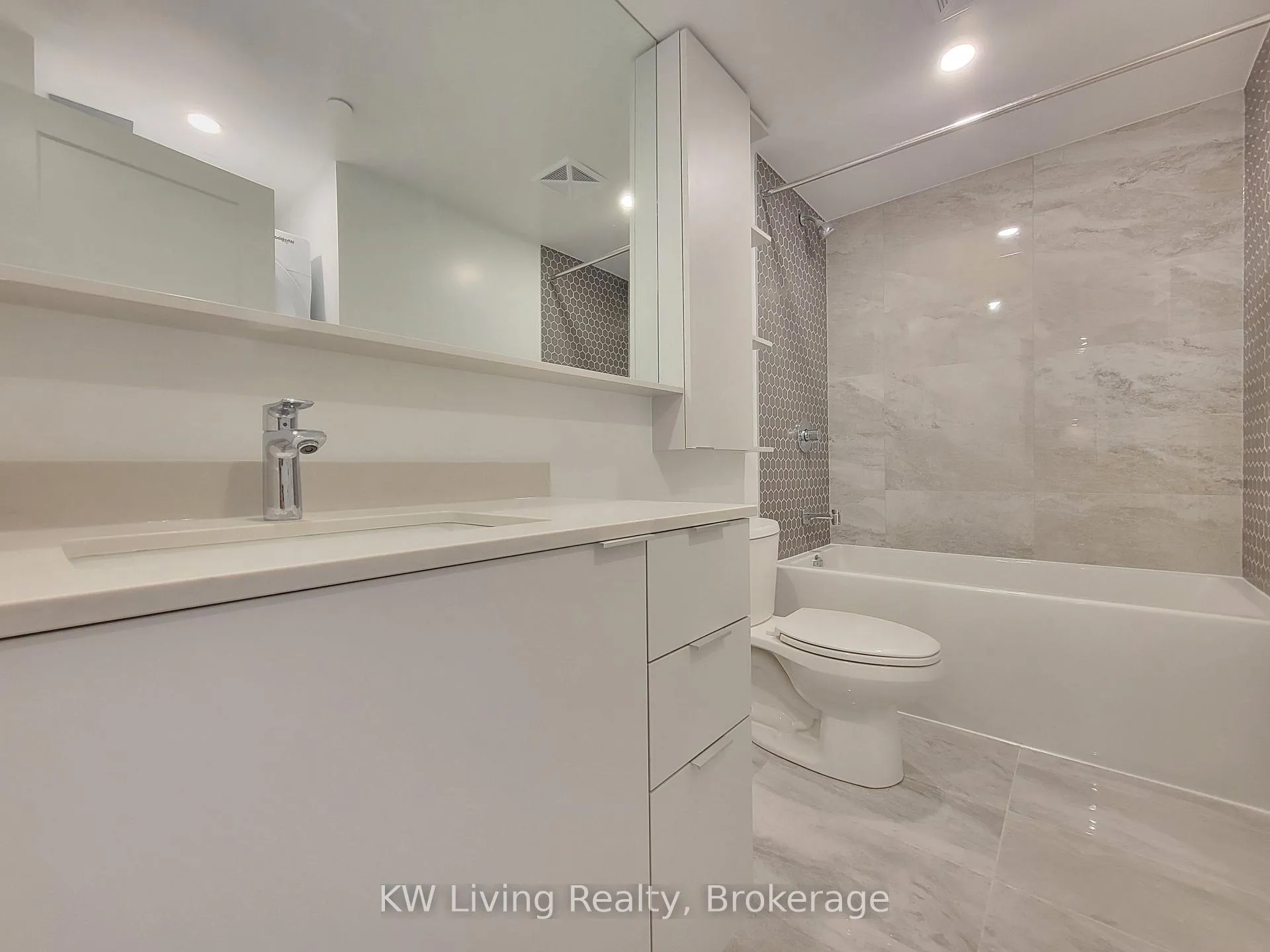 Photo 2 of Unit 820, 8 Cedarland Drive, Markham, Unionville — HOMEH