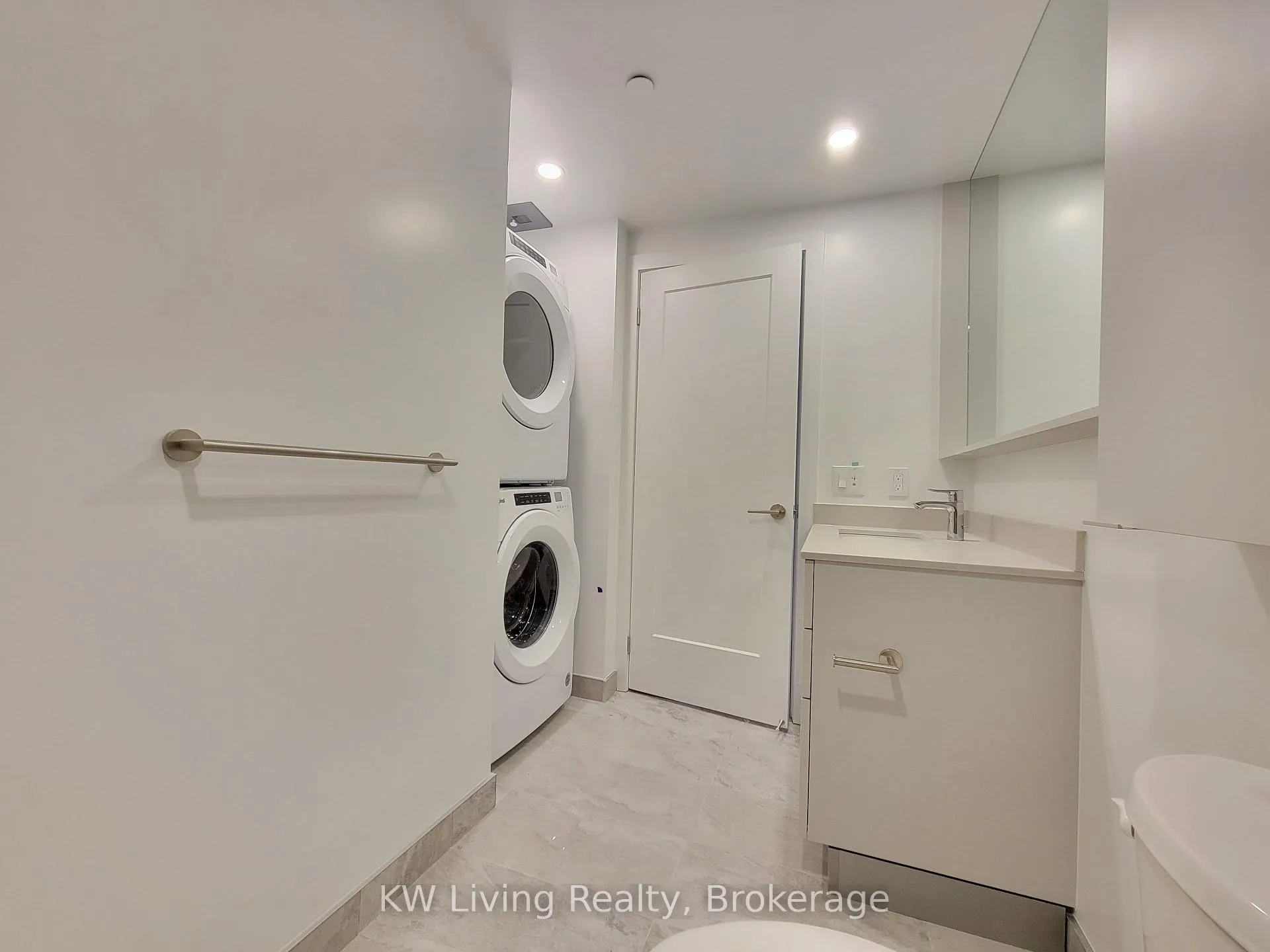 Photo 3 of Unit 820, 8 Cedarland Drive, Markham, Unionville — HOMEH