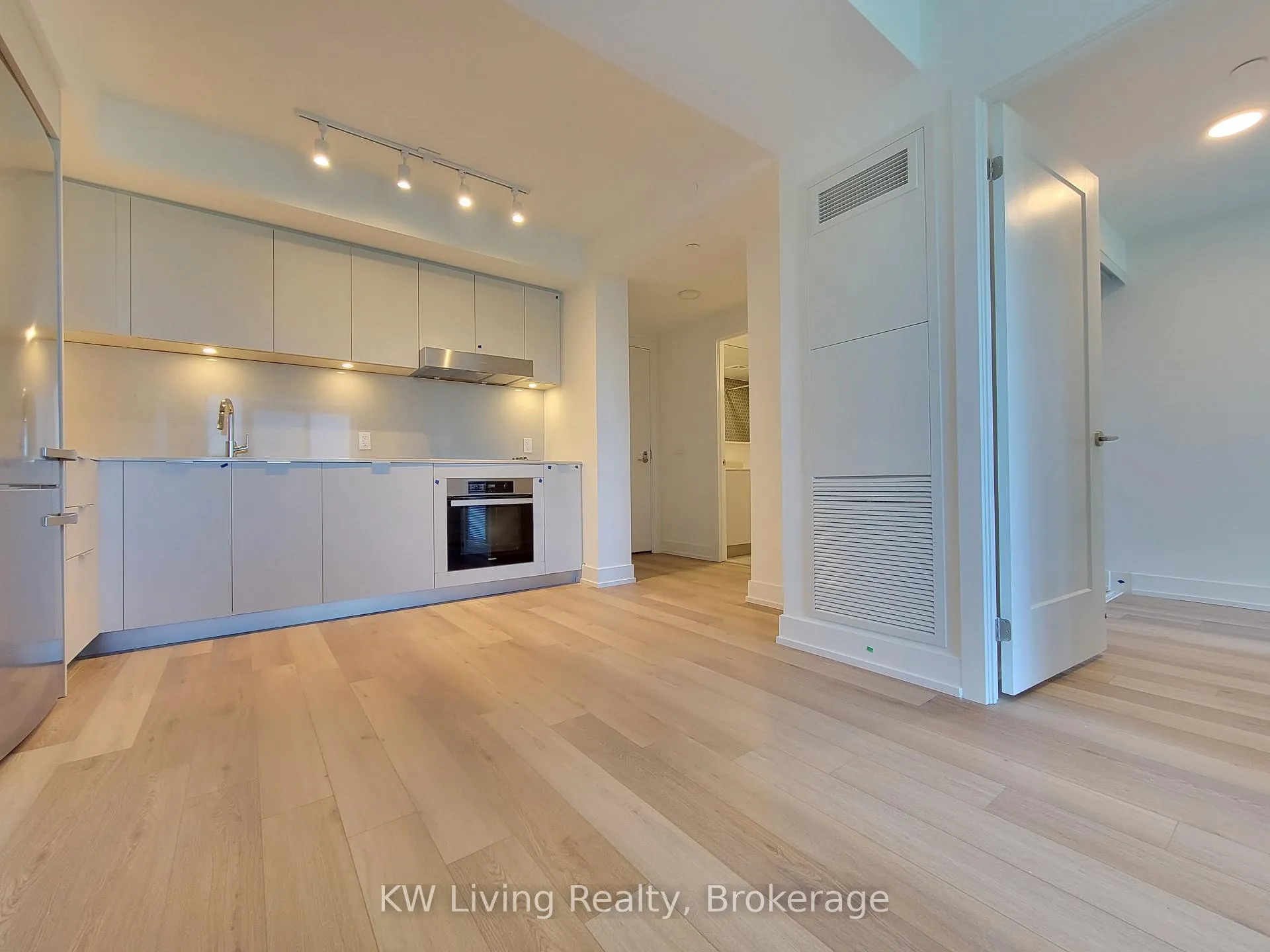 Photo 5 of Unit 820, 8 Cedarland Drive, Markham, Unionville — HOMEH