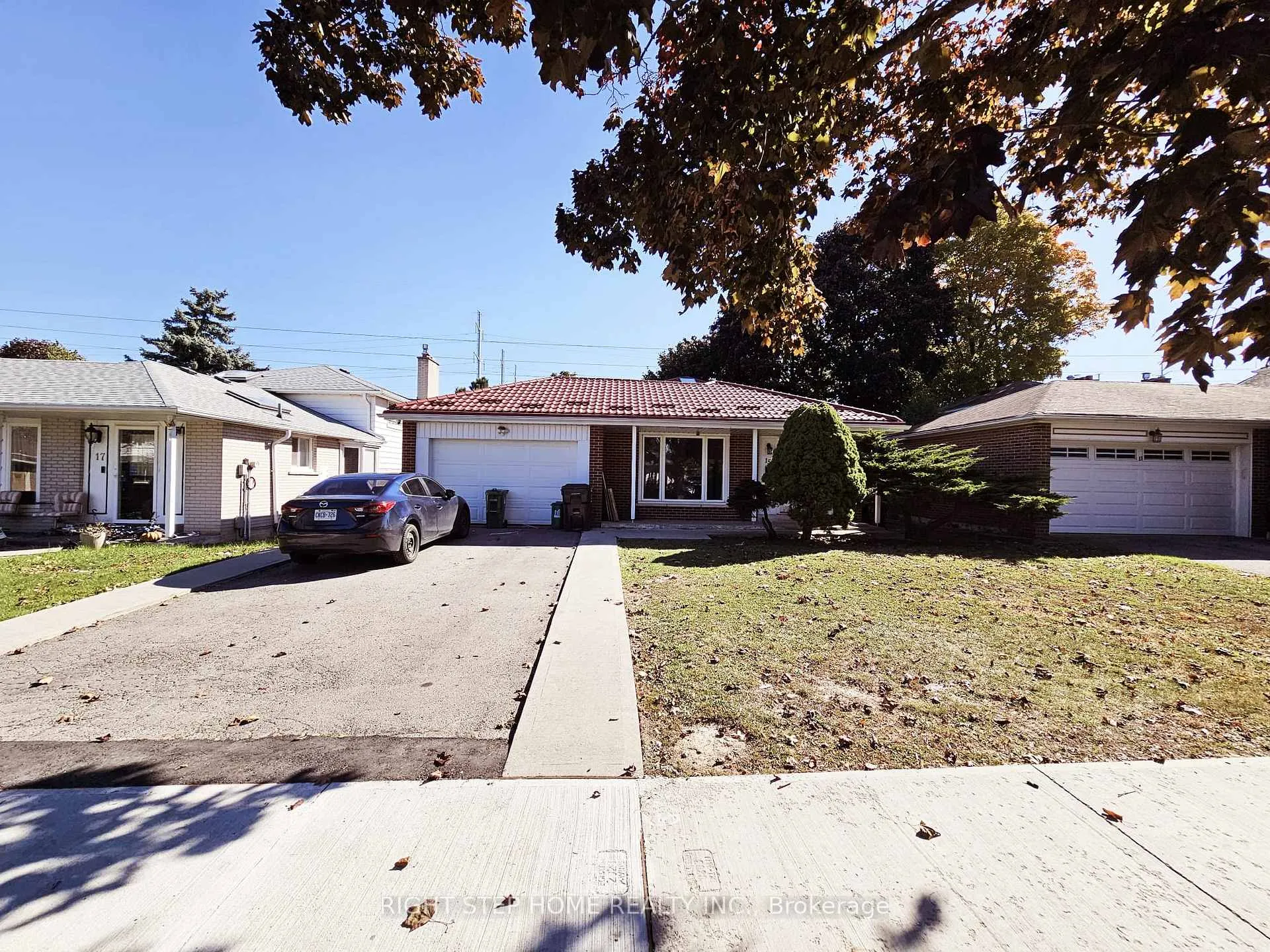 Front of 35 Dolly Varden Boulevard