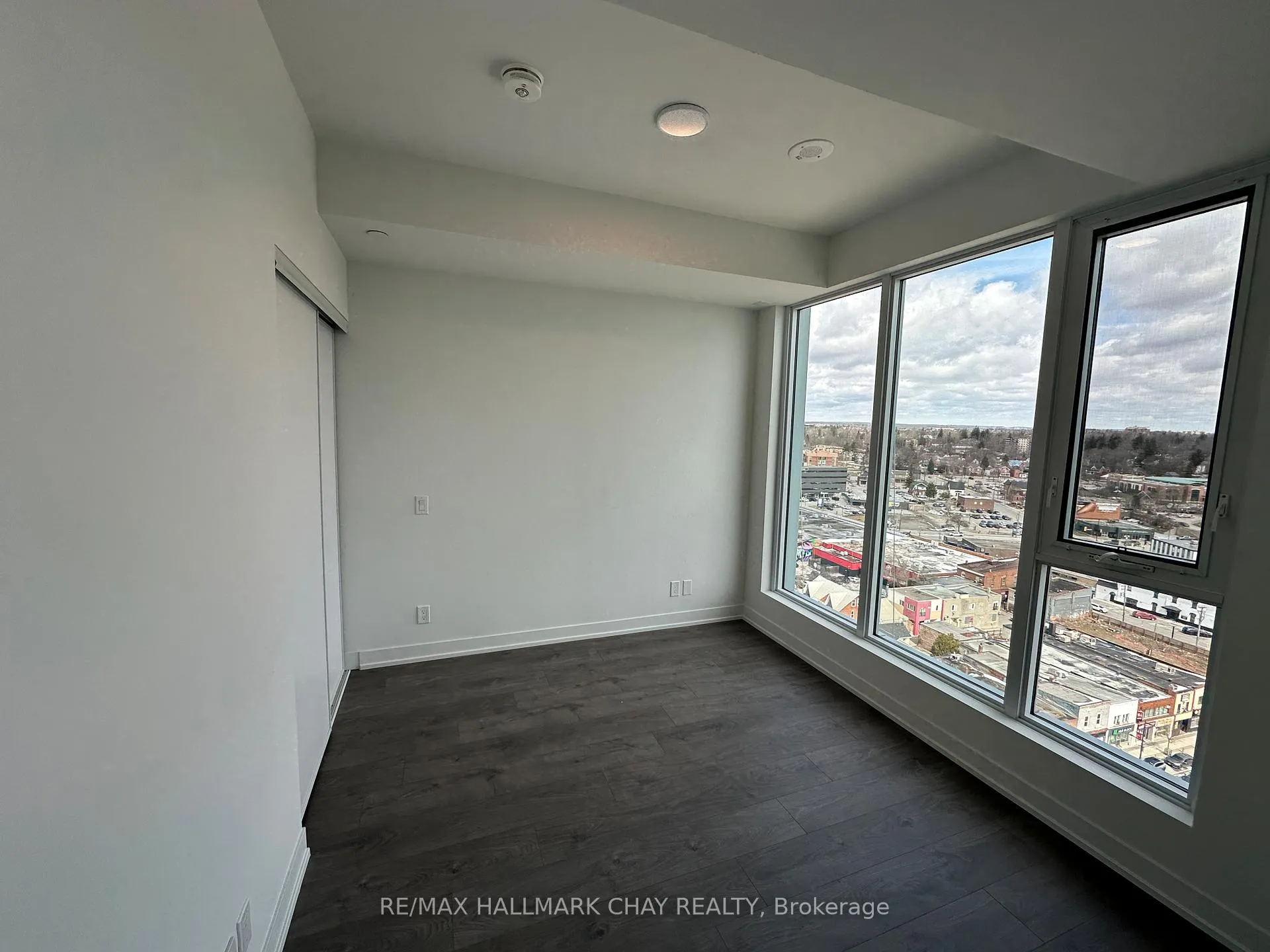 Photo 8 of Unit 1506, 39 Mary Street, Barrie, City Centre — HOMEH