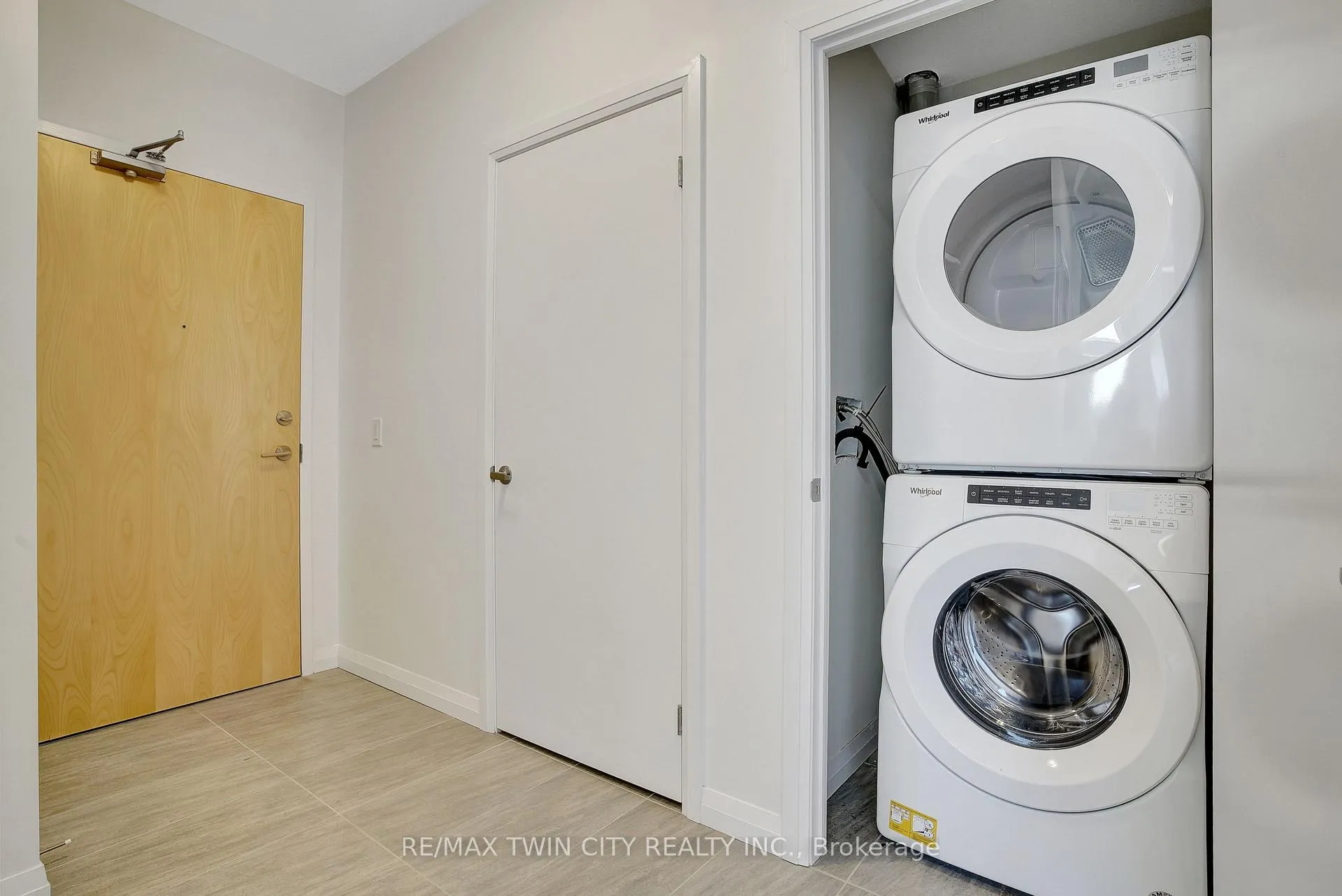 Photo 8 of Unit 1009, 104 Garment Street, Kitchener, City Commercial Core — HOMEH