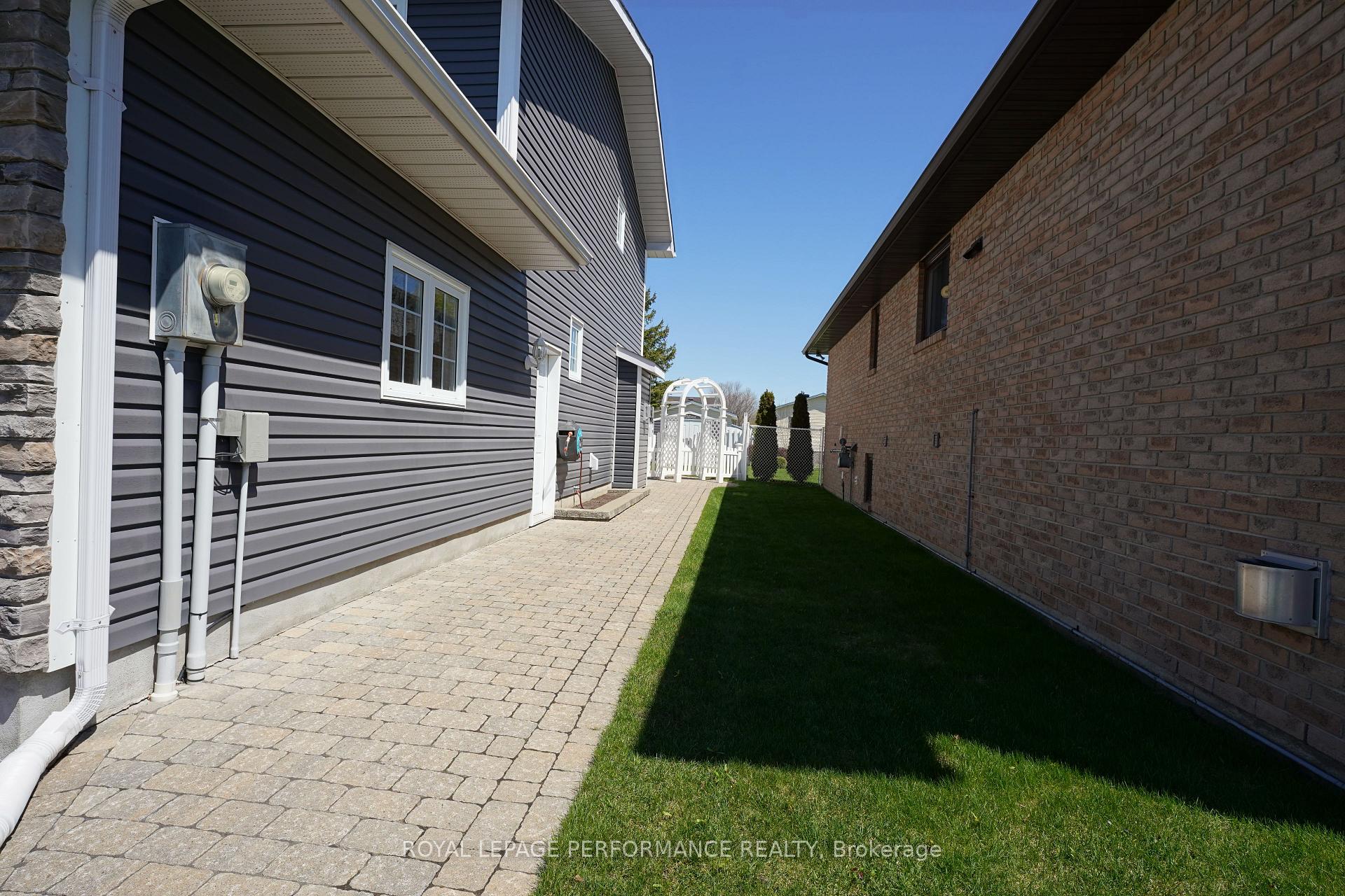 Photo 10 of 1729 MacIntyre Avenue, Cornwall — HOMEH