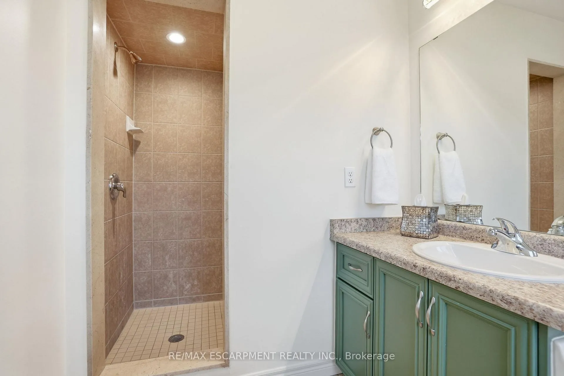 Photo 18 of 13 Marina Point Crescent, Hamilton, Winona Park — HOMEH