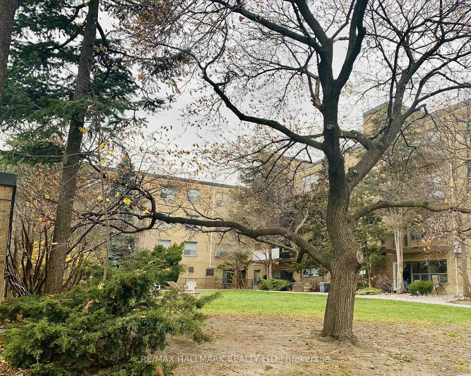 Photo 11 of Unit 408, 30 Upper Canada Drive, North York, St. Andrew-Windfields — HOMEH