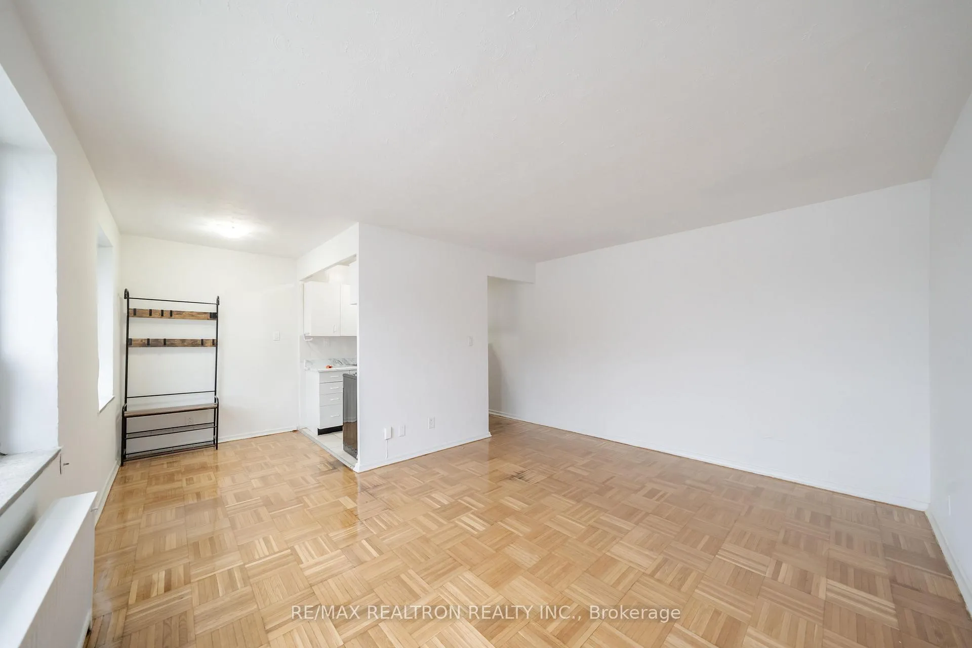 Photo 4 of Unit 307, 156 Kingston Road, Toronto, Woodbine Corridor — HOMEH