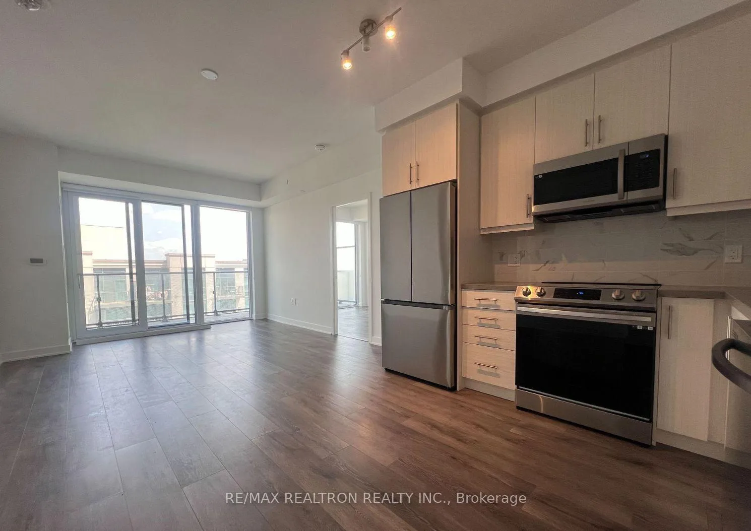 Front of Unit 1107, 105 Oneida Crescent