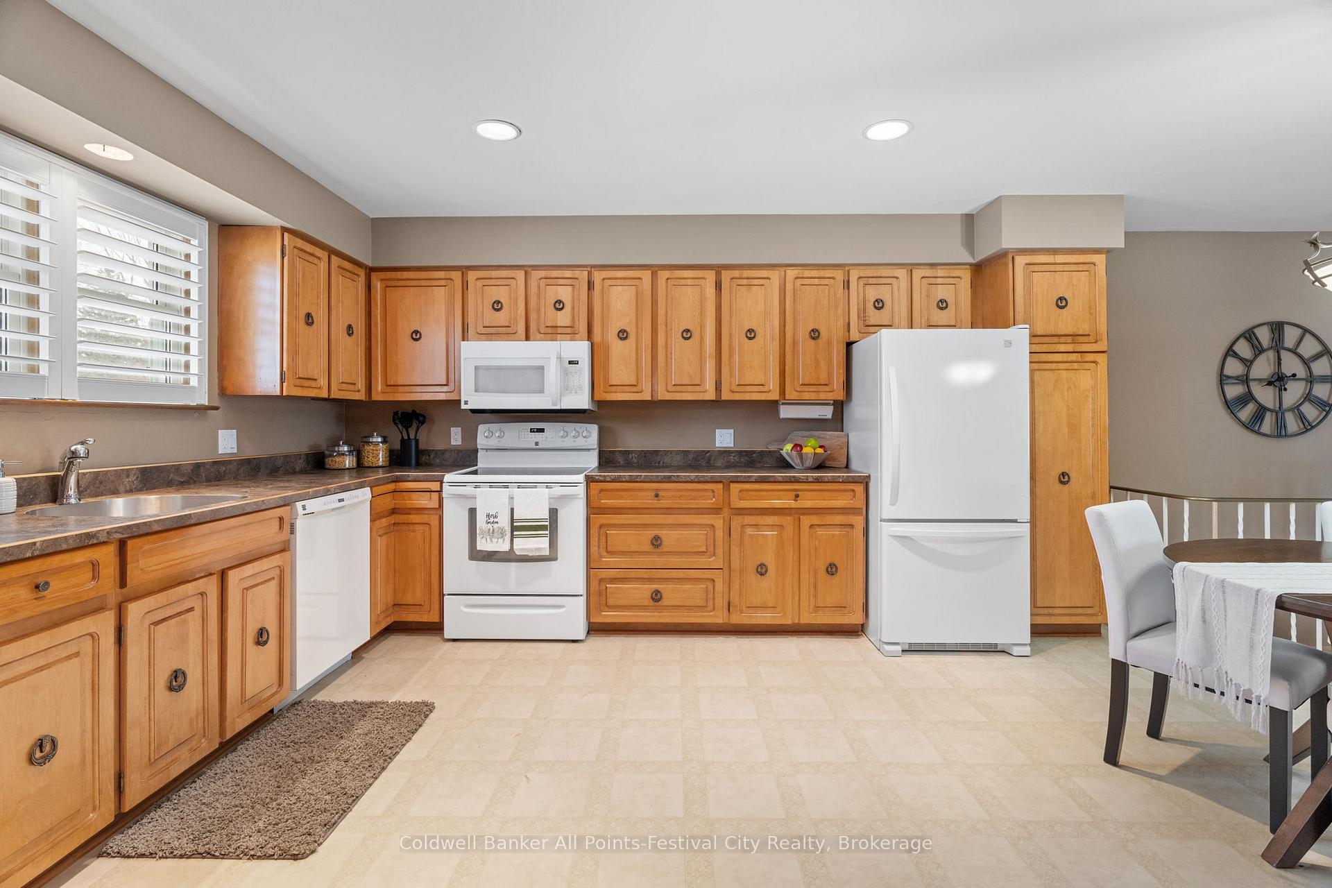 Photo 12 of 221 Elgin Avenue W, Goderich, Goderich (Town) — HOMEH