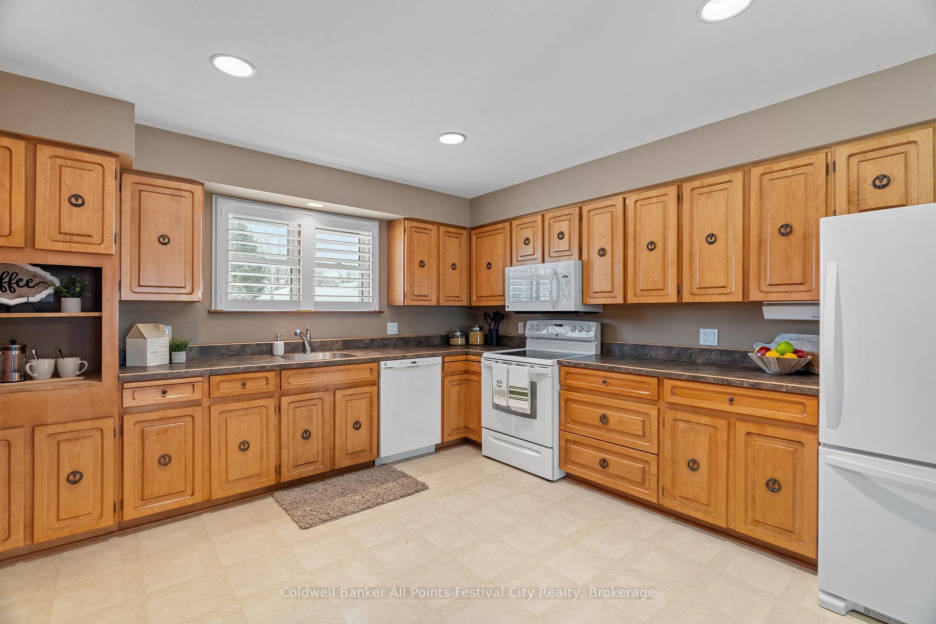 Photo 13 of 221 Elgin Avenue W, Goderich, Goderich (Town) — HOMEH