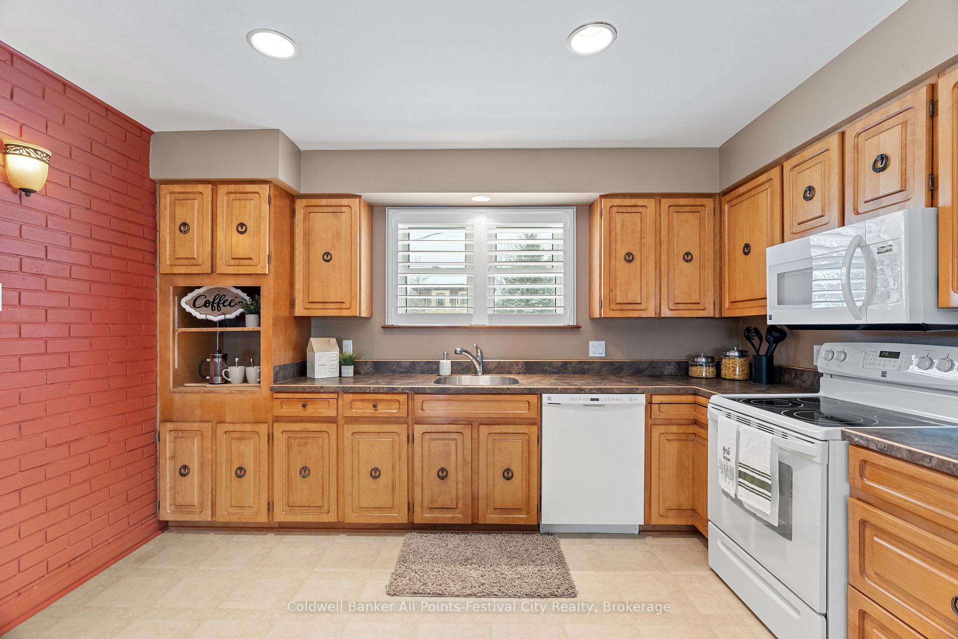 Photo 14 of 221 Elgin Avenue W, Goderich, Goderich (Town) — HOMEH