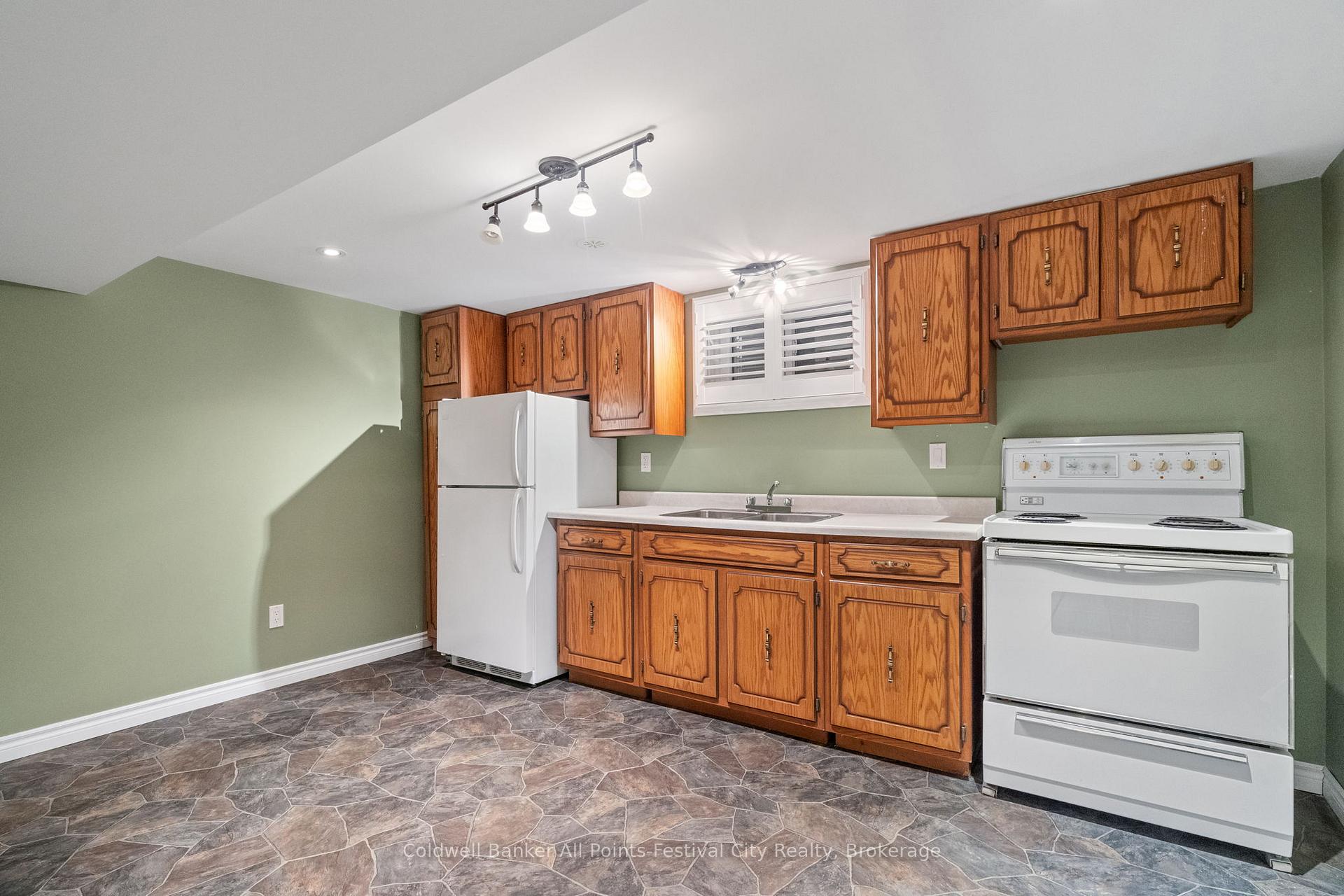 Photo 32 of 221 Elgin Avenue W, Goderich, Goderich (Town) — HOMEH