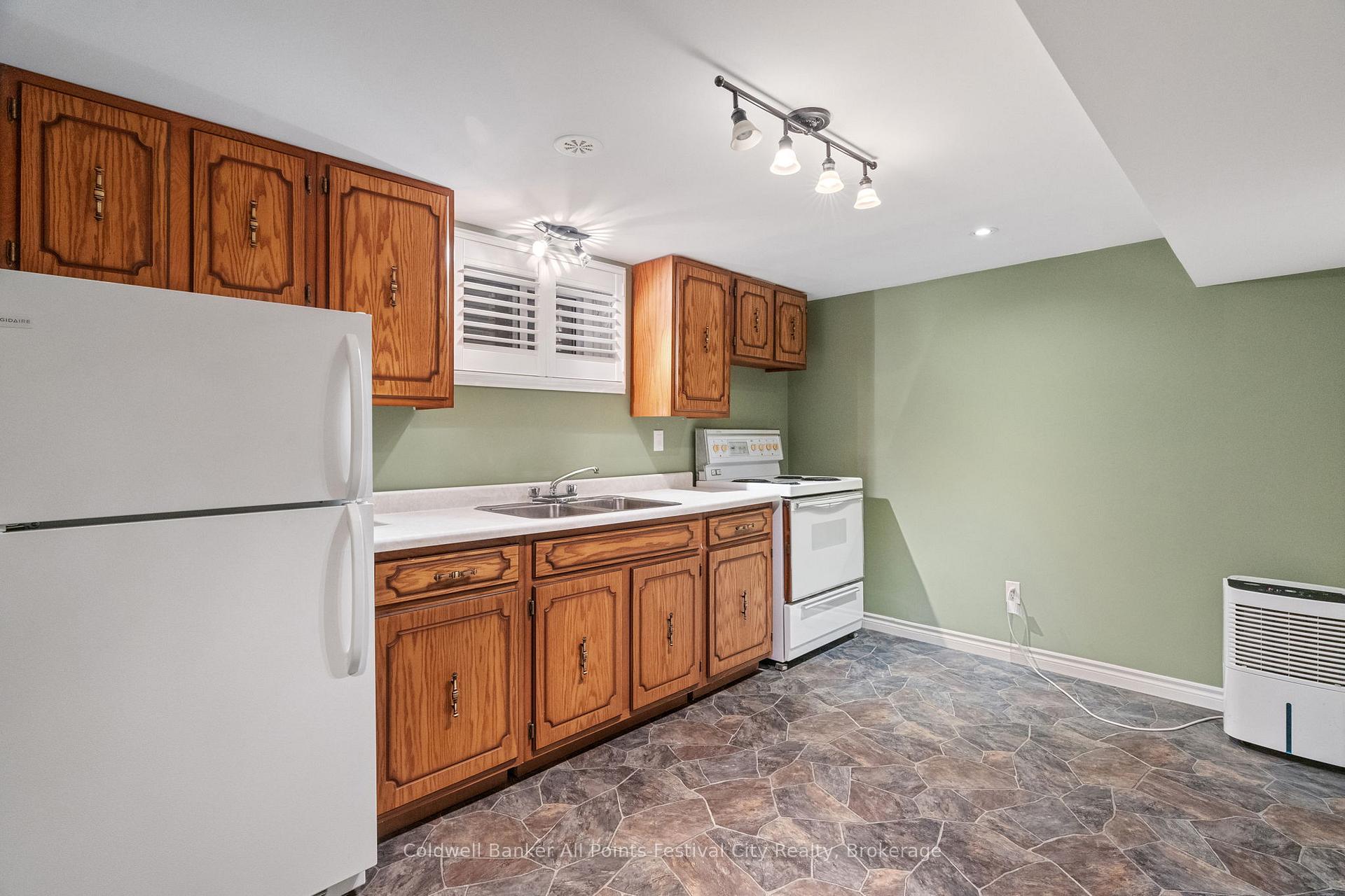 Photo 33 of 221 Elgin Avenue W, Goderich, Goderich (Town) — HOMEH