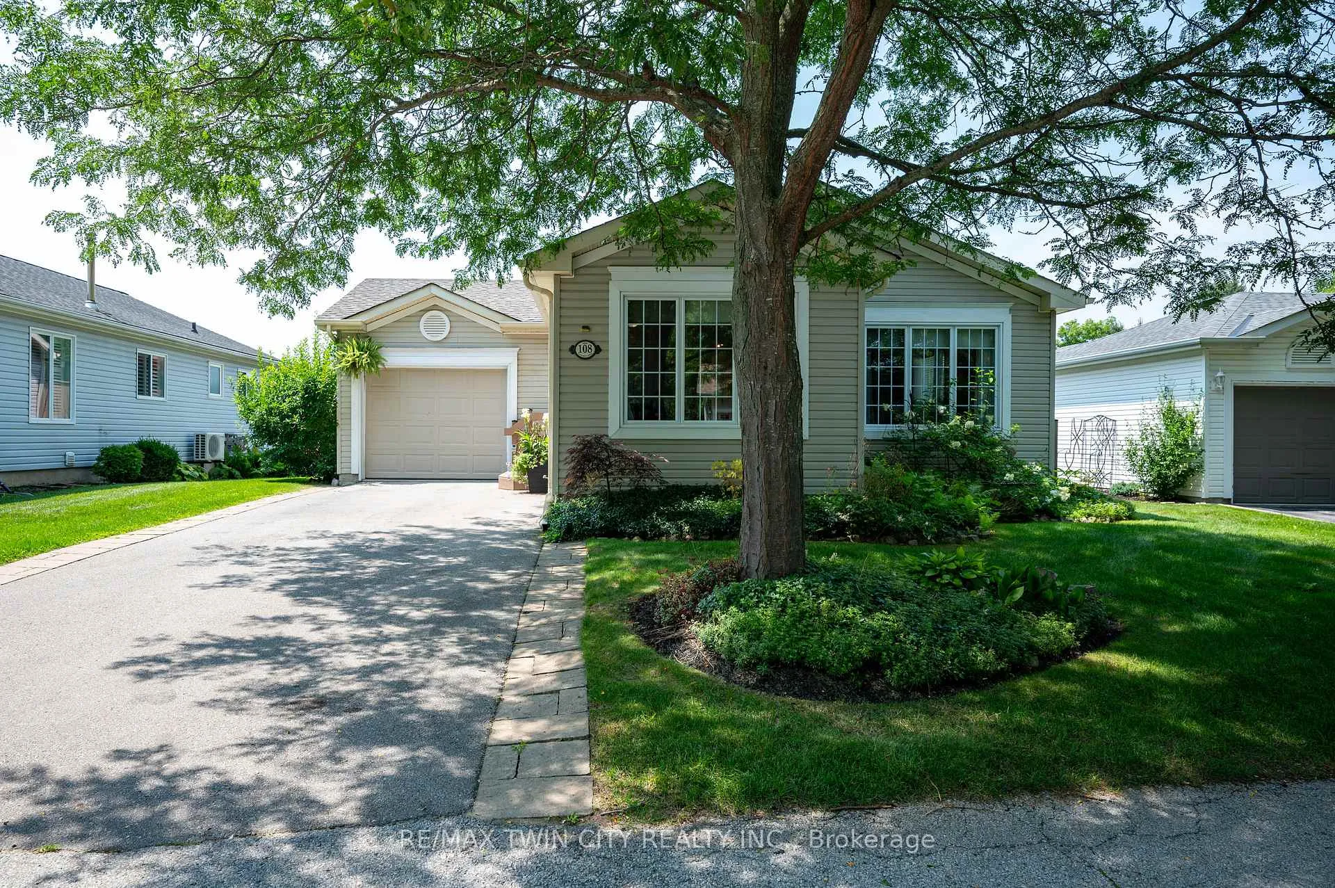 Photo 2 of 108 Glenariff Drive, Hamilton, Freelton — HOMEH