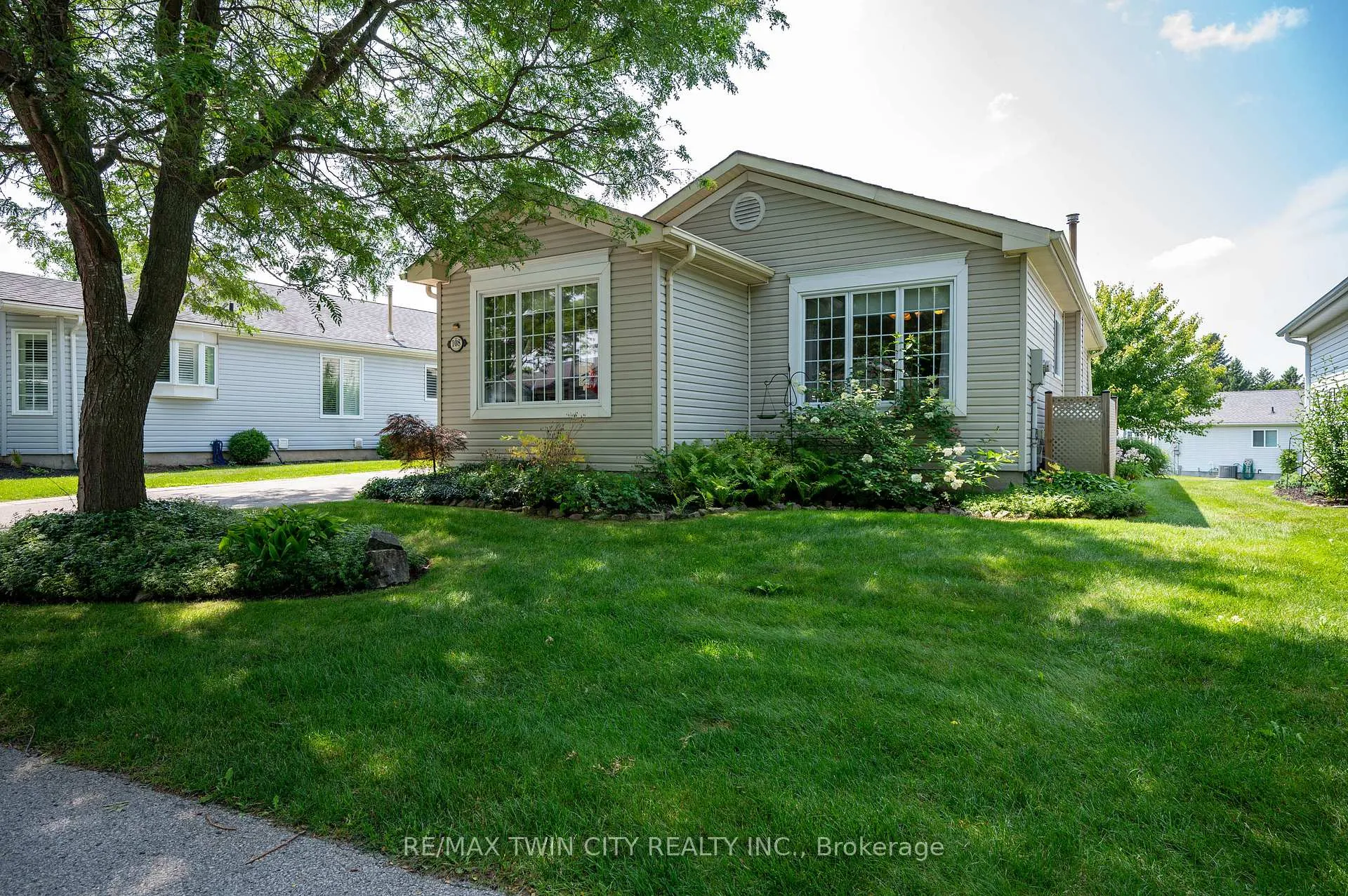 Photo 3 of 108 Glenariff Drive, Hamilton, Freelton — HOMEH