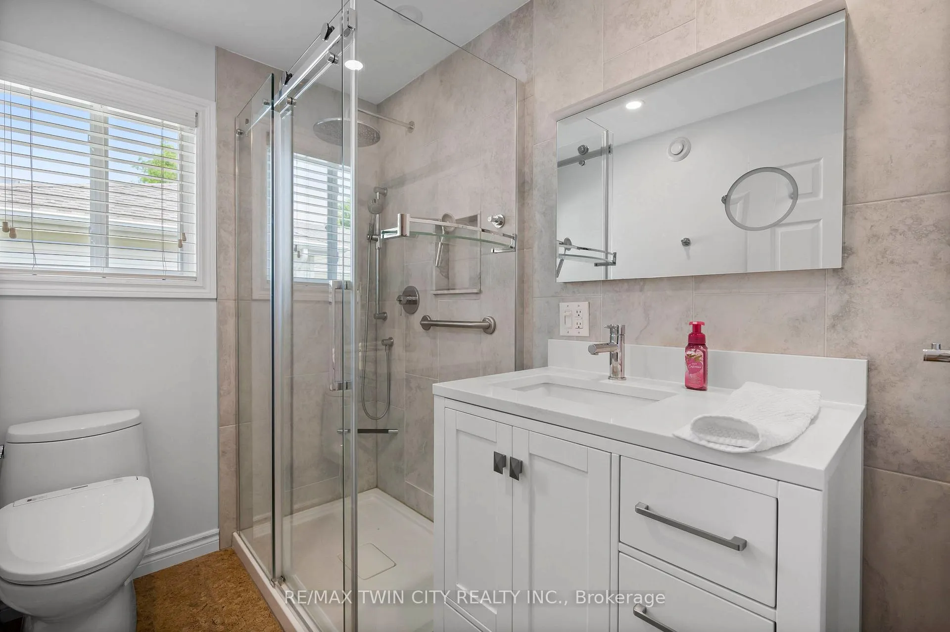 Photo 15 of 108 Glenariff Drive, Hamilton, Freelton — HOMEH