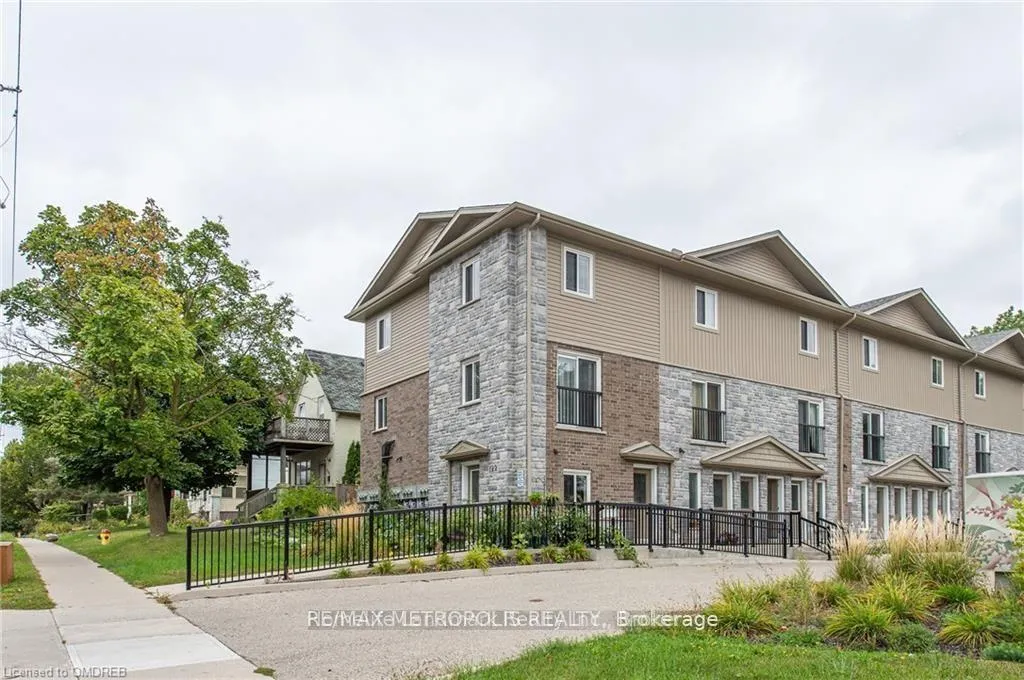 Front of Unit 2, 122 Courtland Avenue E