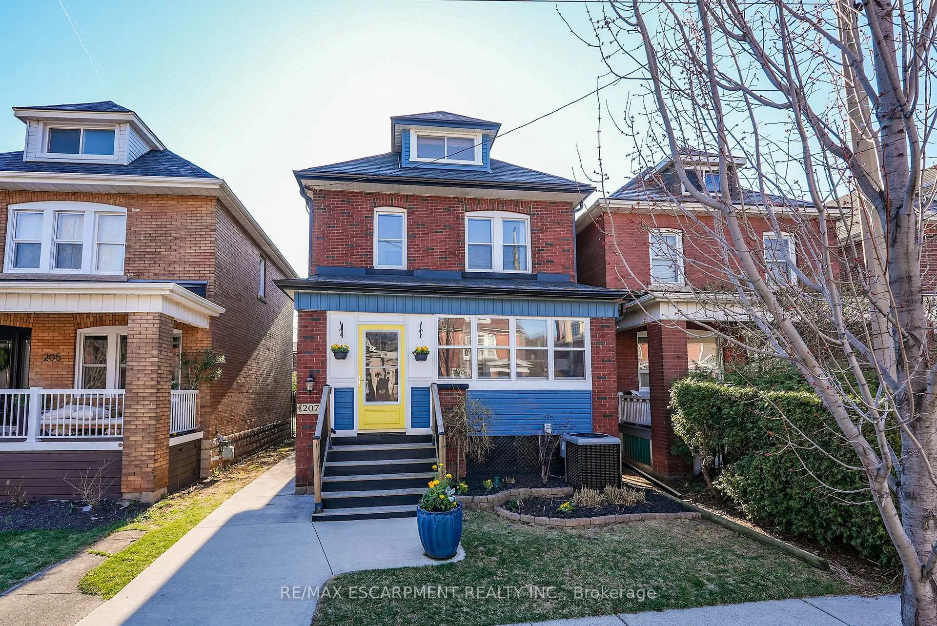 Photo 2 of 207 Edgemont Street S, Hamilton, Delta — HOMEH