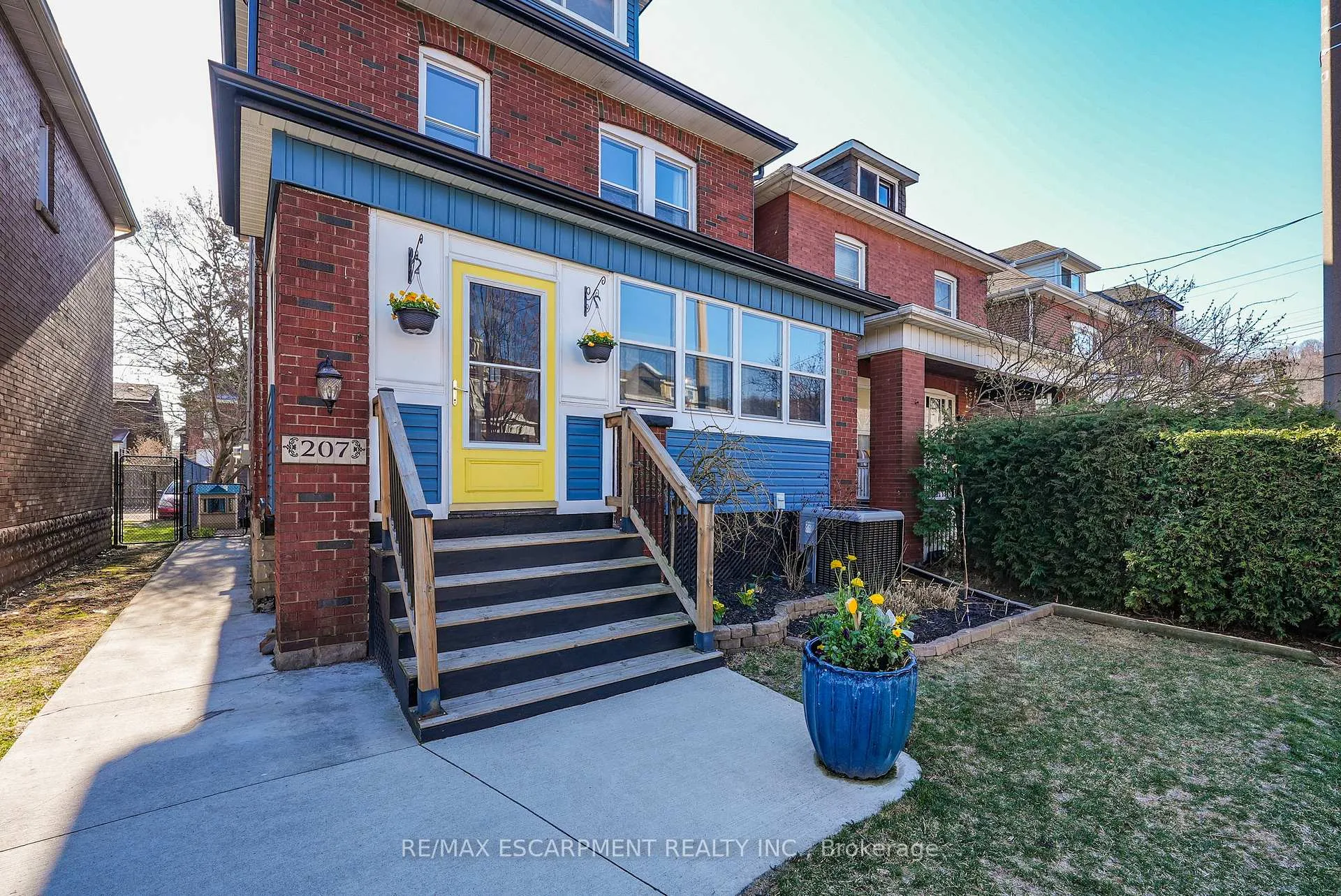 Photo 3 of 207 Edgemont Street S, Hamilton, Delta — HOMEH