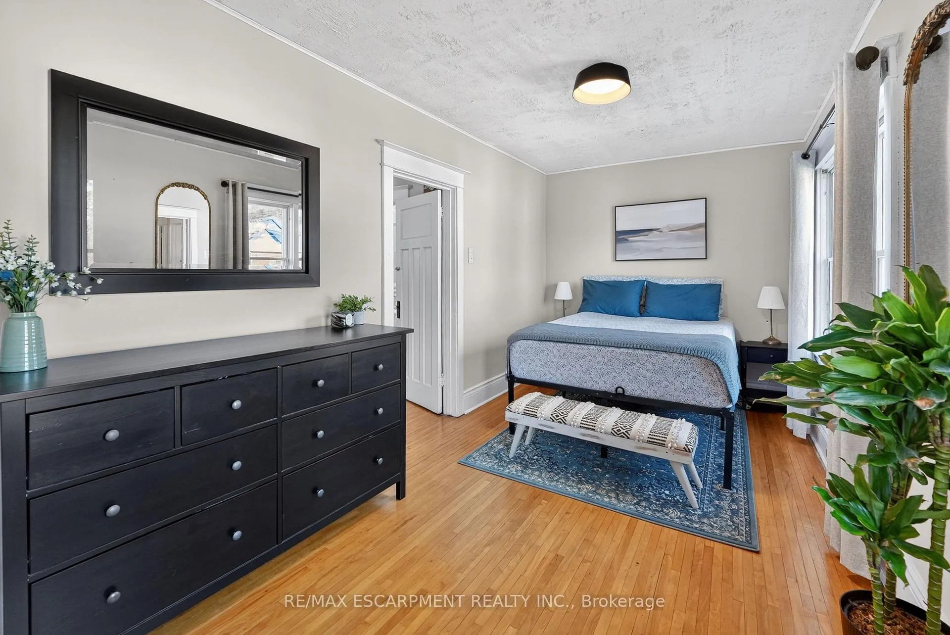Photo 16 of 207 Edgemont Street S, Hamilton, Delta — HOMEH