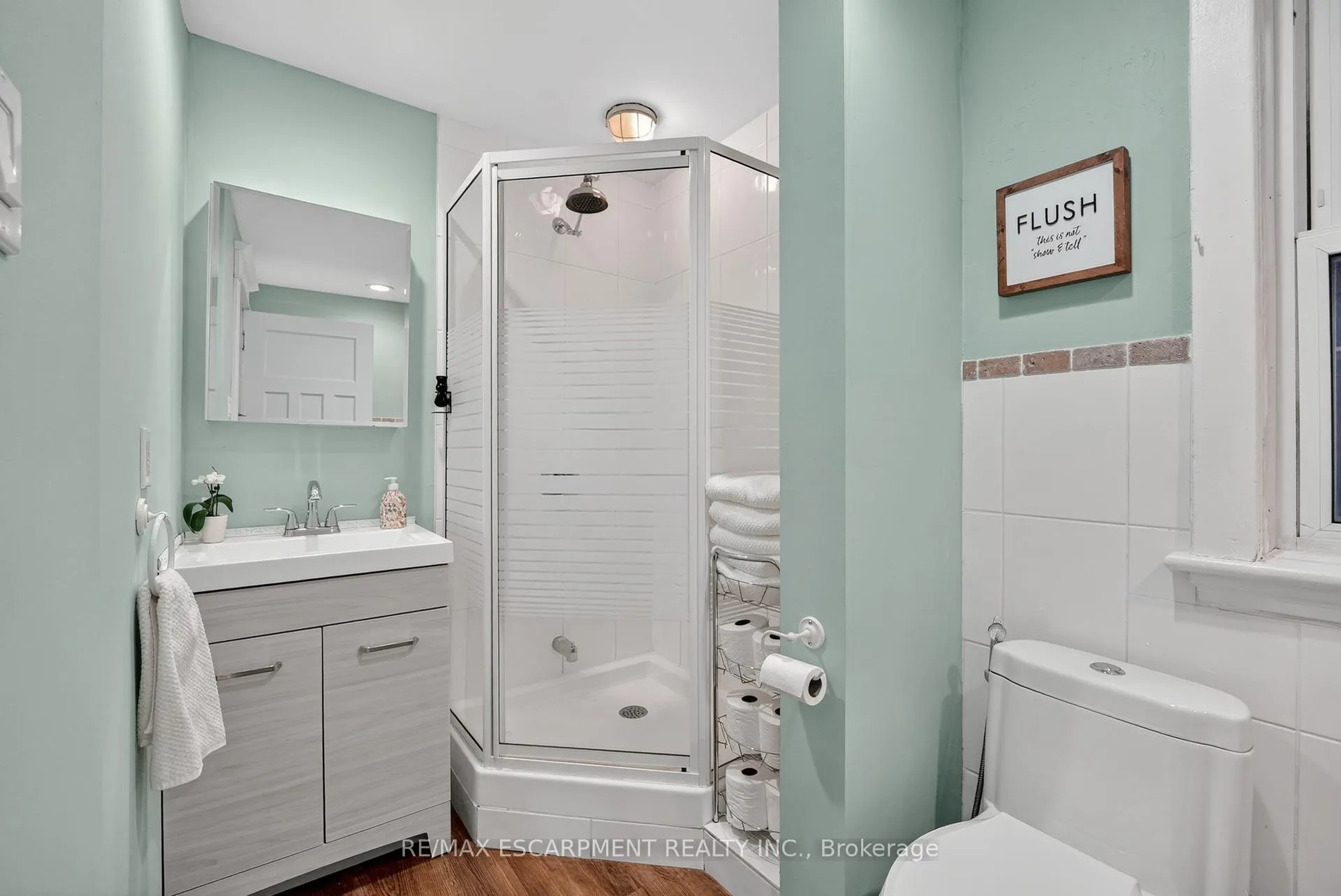 Photo 23 of 207 Edgemont Street S, Hamilton, Delta — HOMEH
