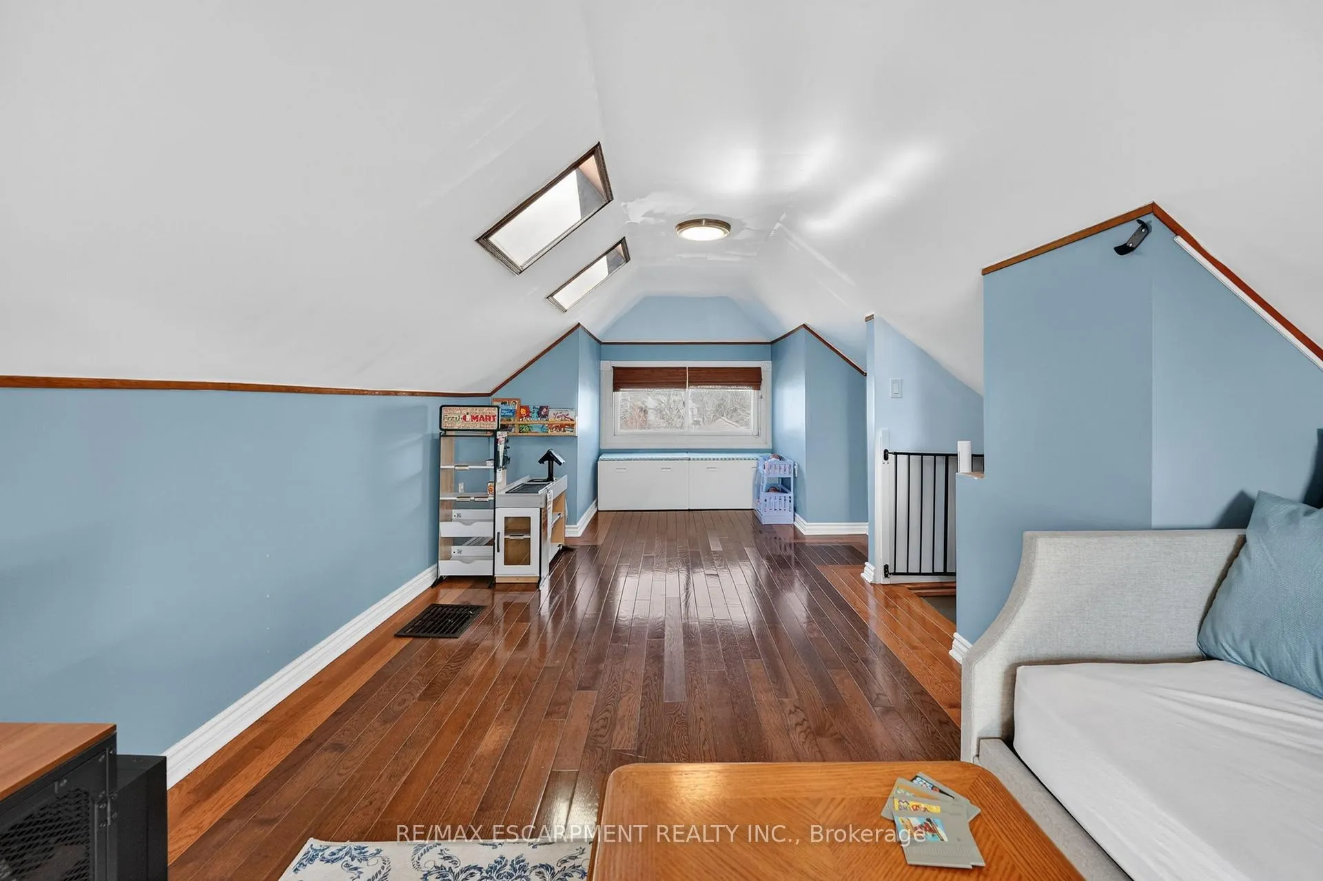 Photo 25 of 207 Edgemont Street S, Hamilton, Delta — HOMEH