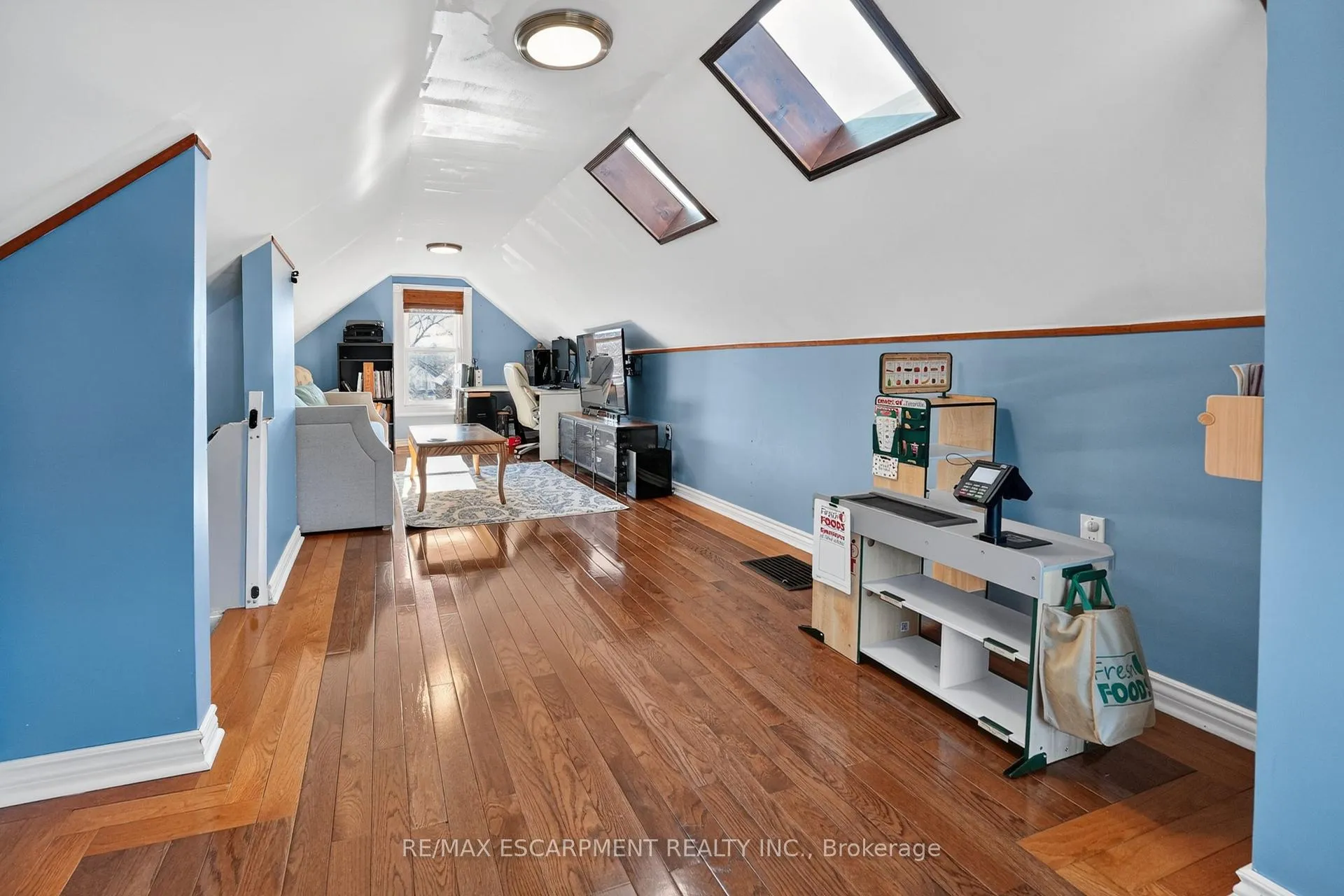 Photo 27 of 207 Edgemont Street S, Hamilton, Delta — HOMEH