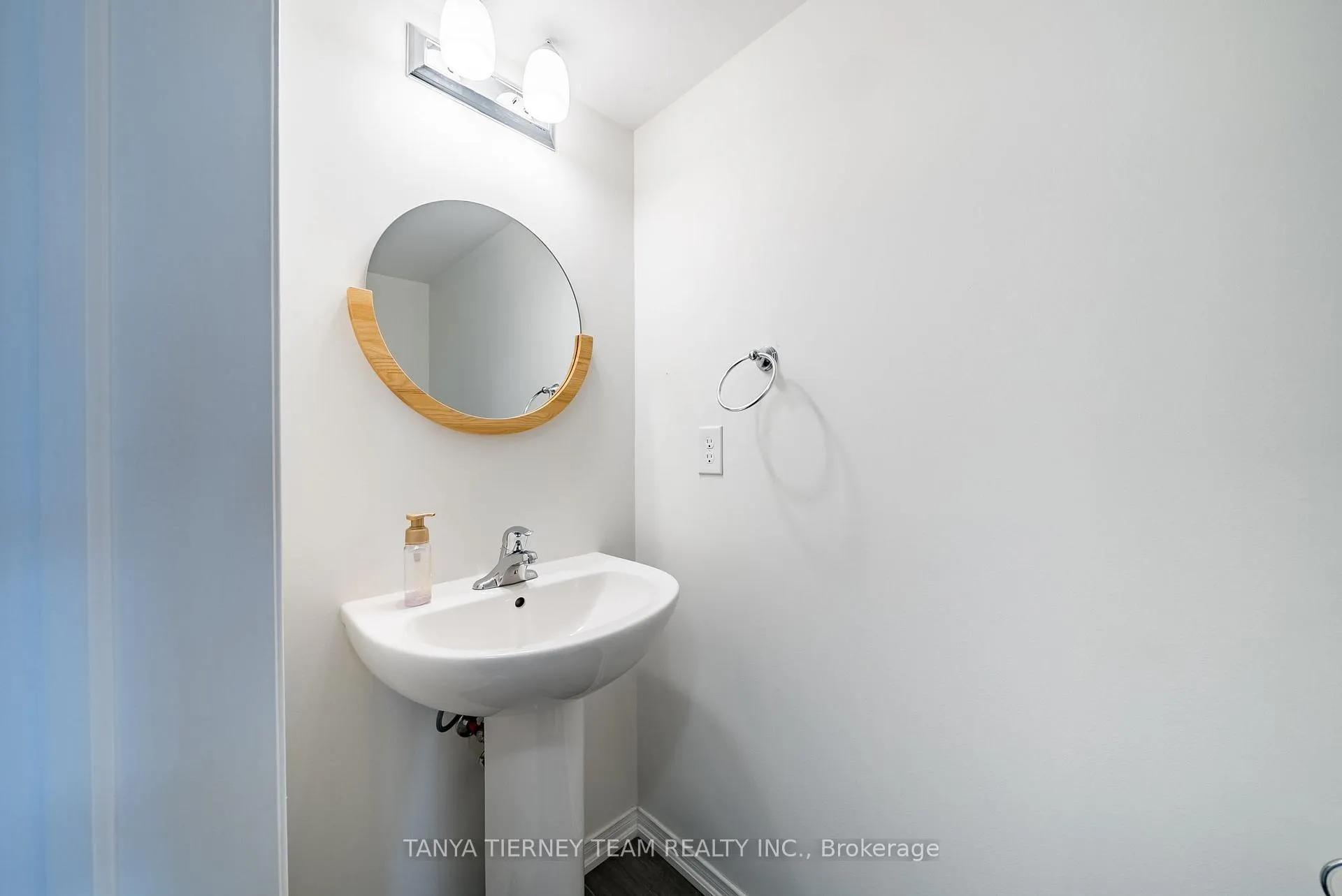 Photo 13 of Unit 294, 2264 Chevron Prince Path, Oshawa, Windfields — HOMEH