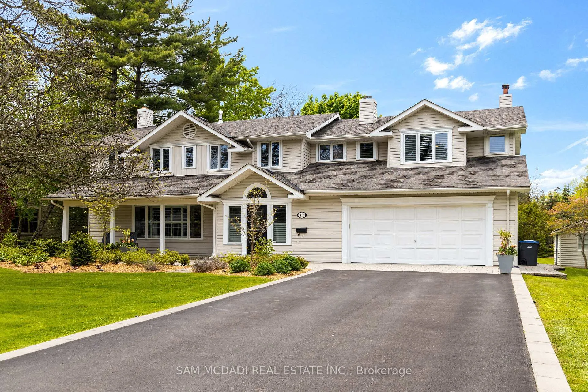 Front of 492 Country Club Crescent
