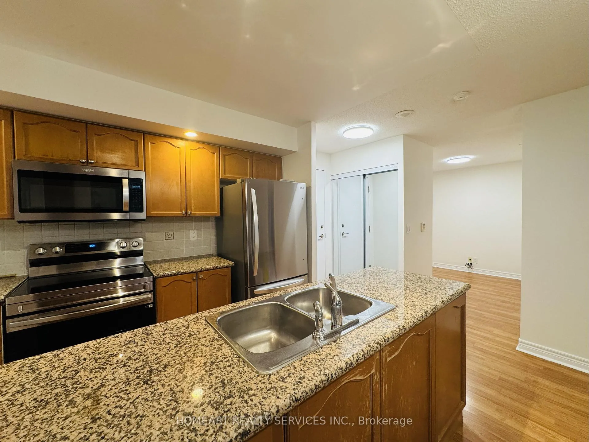 Photo 8 of Unit 216, 33 Cox Boulevard, Markham, Unionville — HOMEH