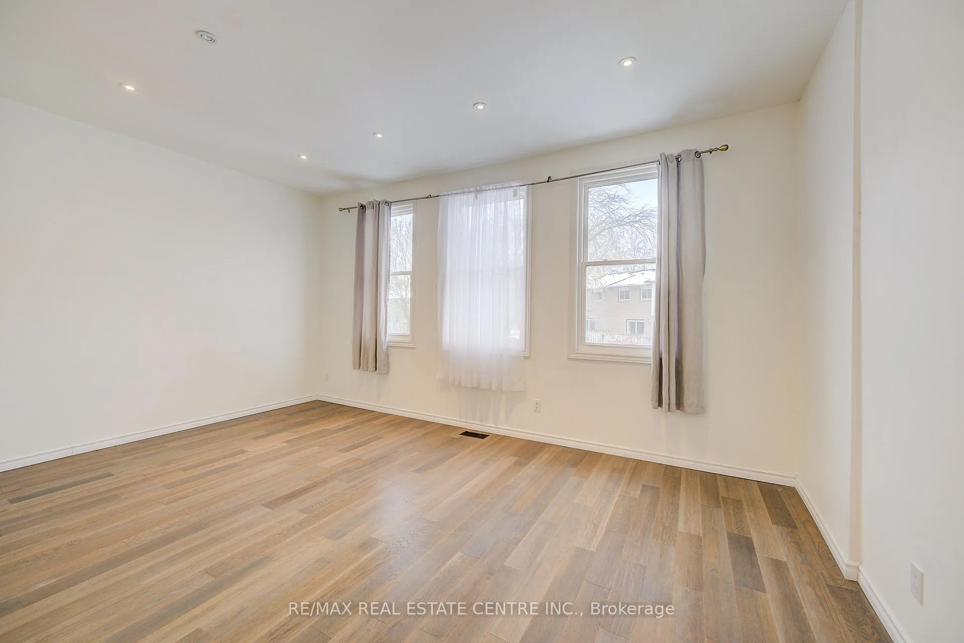 Photo 10 of Unit 68, 1115 Paramount Drive, Hamilton, Stoney Creek — HOMEH