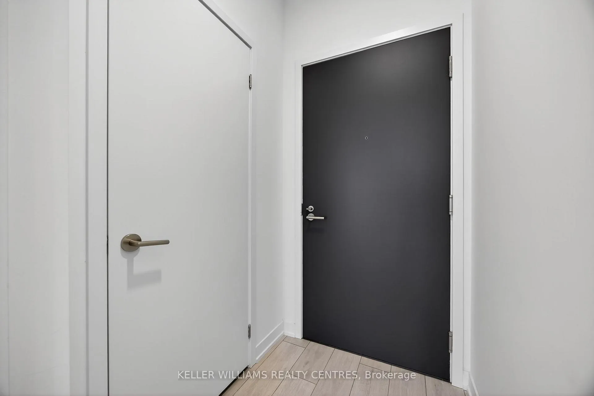 Photo 6 of Unit 909, 39 Mary Street, Barrie, City Centre — HOMEH