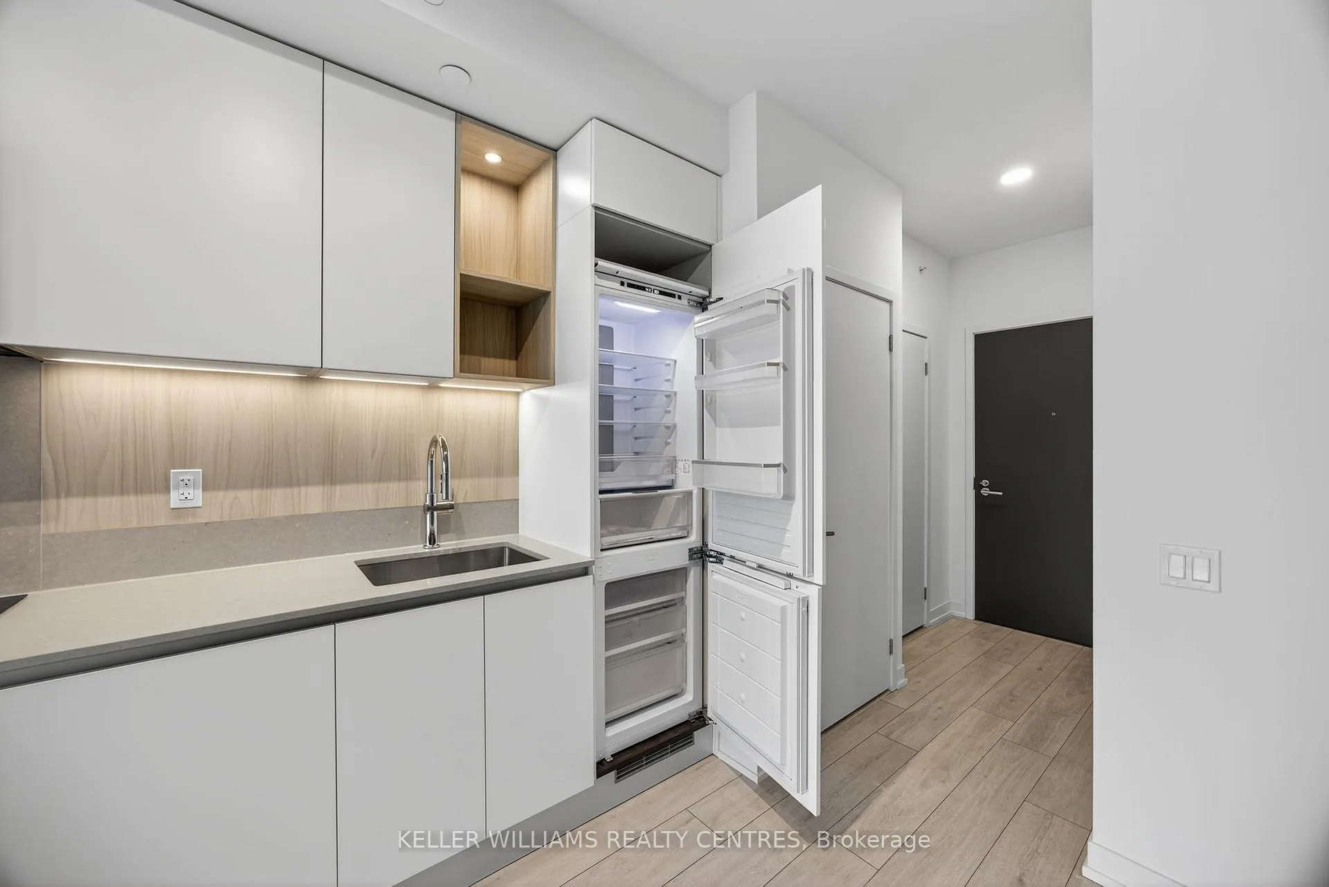 Photo 10 of Unit 909, 39 Mary Street, Barrie, City Centre — HOMEH