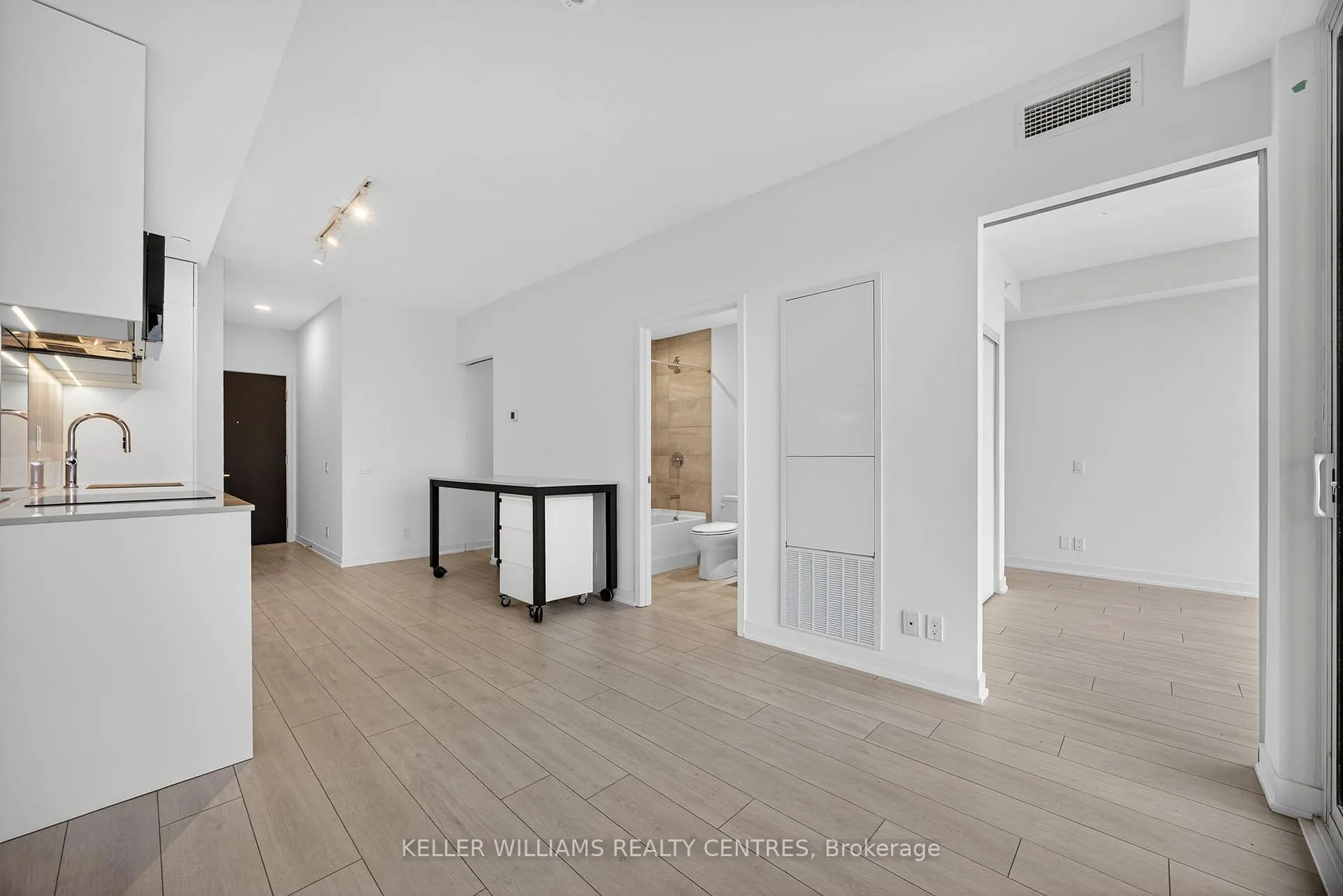 Photo 14 of Unit 909, 39 Mary Street, Barrie, City Centre — HOMEH