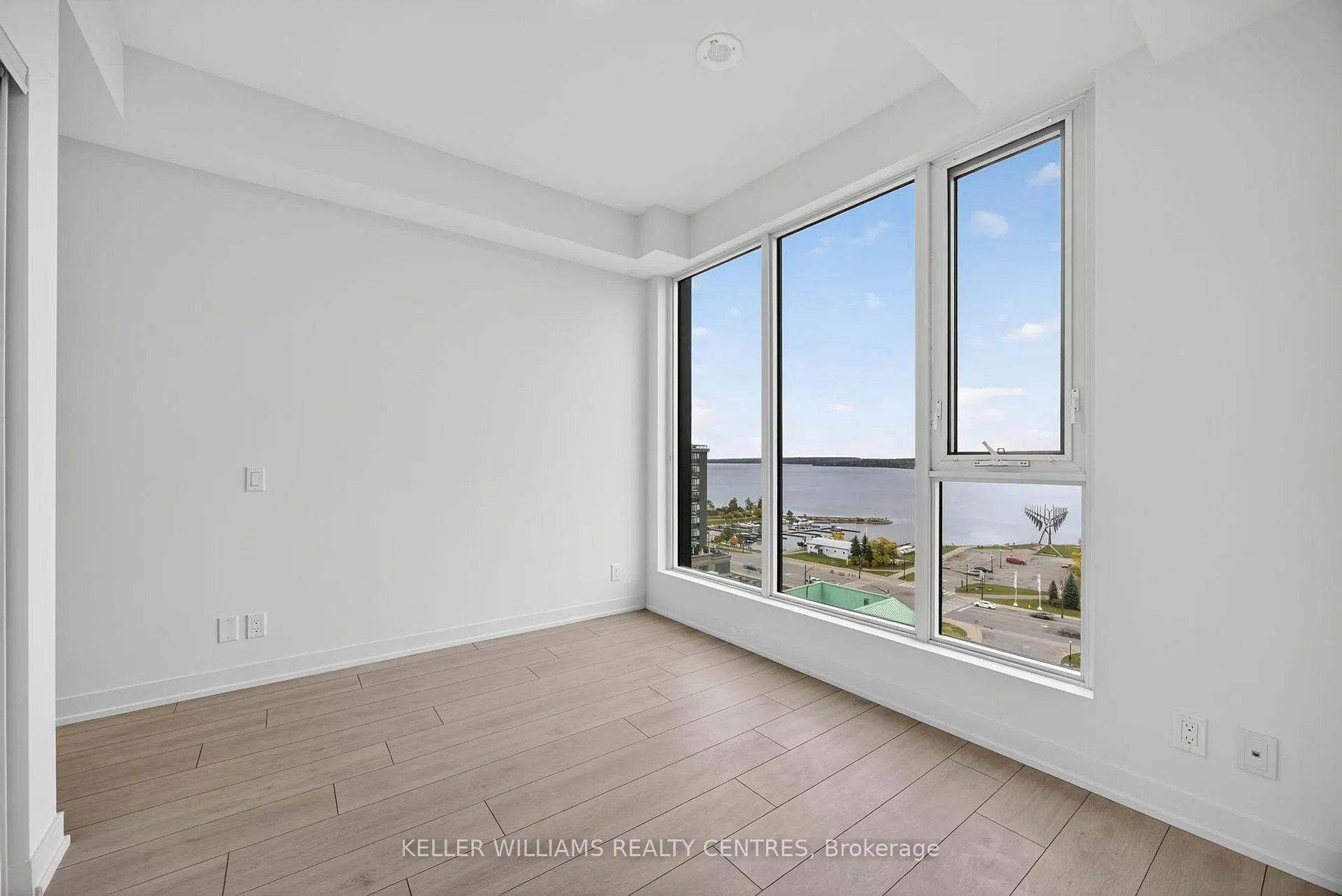 Photo 15 of Unit 909, 39 Mary Street, Barrie, City Centre — HOMEH